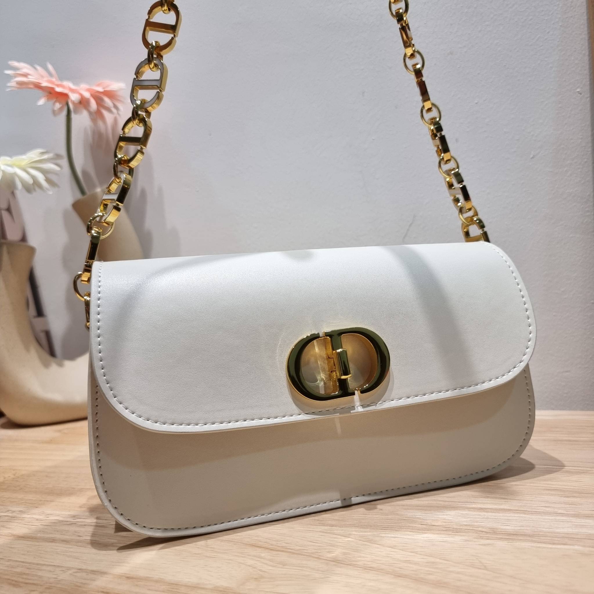 DIOR 30 MONTAIGNE AVENUE BAG สวยหรู ดีเทลแพง ต้องยกให้ไอเท็มนี้เลย กับกระเป๋าสะพายข้าง รุ่นที่ใครเห็นเป็นต้องรัก