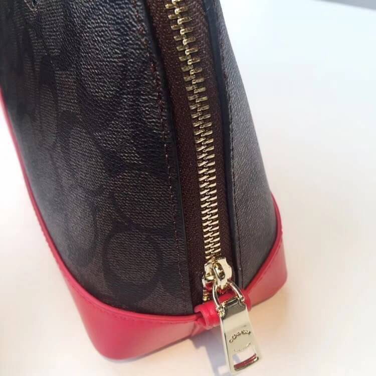 Coach Mini Sierra Signature กระเป๋าถือทรงโดม ภายในกว้างสามารถใส่กระเป๋าเงินเล็ก และมือถือได้ และยังมีช่องซิปเล็ก 1 ช่อง ด้านหลังมีกระเป๋าเล็กเก็บบัตร 1 ช่อง ใครยังไม่มีพลาดไม่ได้แล้วนะคะ