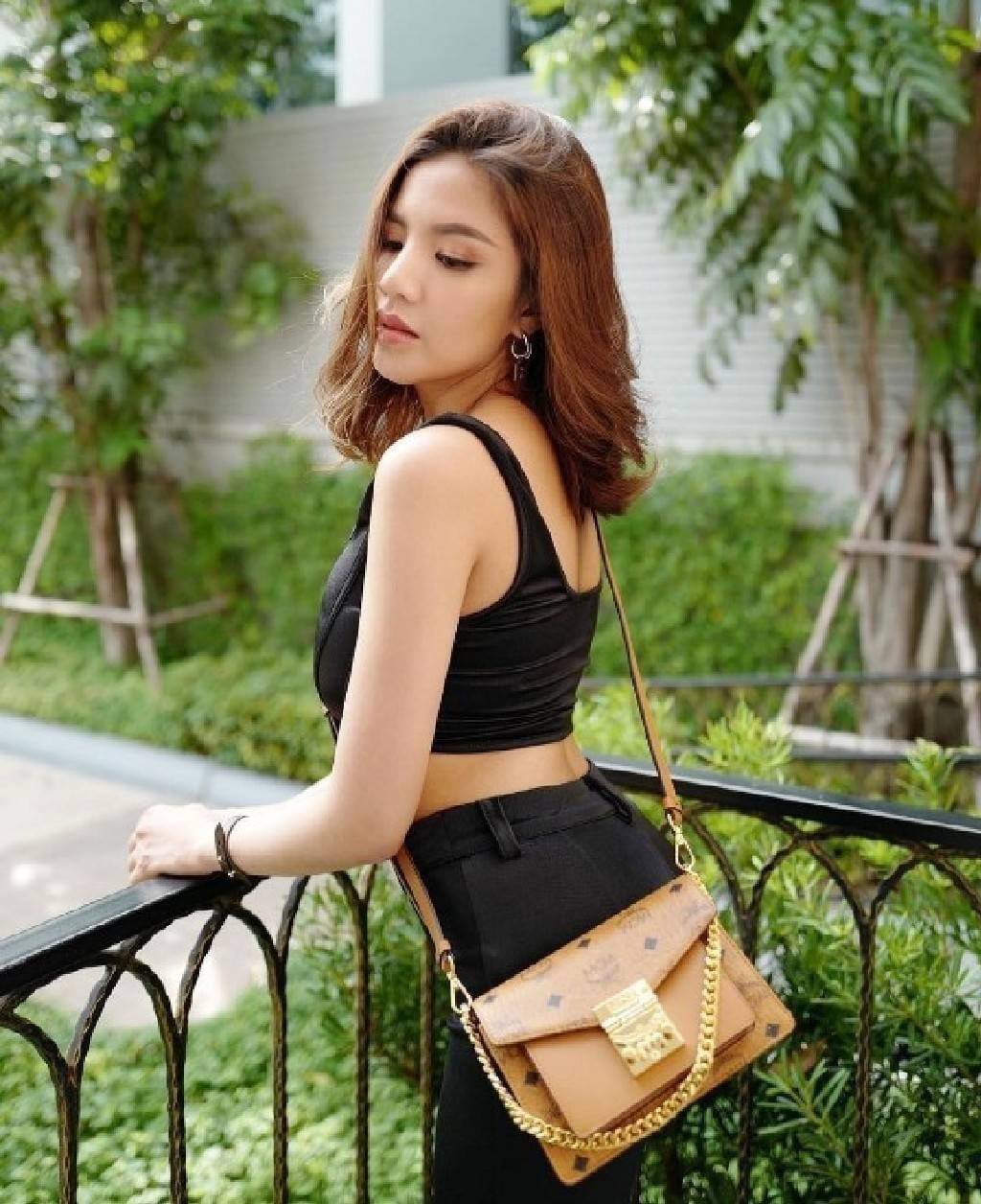 M.C.M MINI PATRICIA CROSSBODY IN VISETOS กระเป๋าสะพายไซส์มินิ เล็กๆแต่ดีเทลยิ่งใหญ่!! เป็นอีกหนึ่งรุ่นที่หรูเกินตัว ด้วยดีไซน์และขนาดพอเหมาะ สาวๆต้องปลื้มแน่นอนใบนี้ วัสดุหนังแคนวาสคุณภาพดีสลับหนังแท้ เปิด-ปิดด้วยตัวกดล็อคอะไหล่ทองสุดหรู ภายในเป็นหนังกลับ
