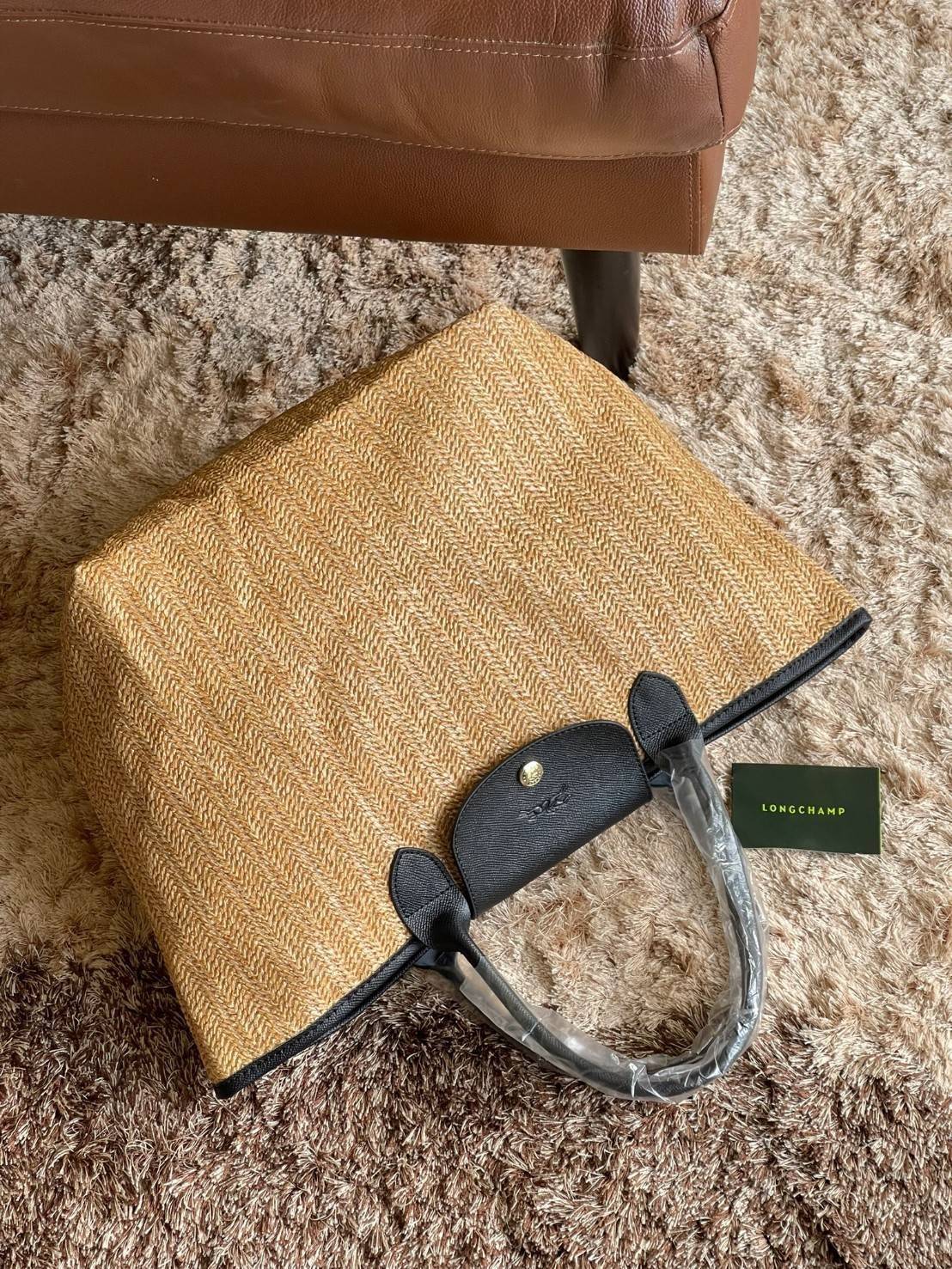 LONGCHAMP LE PLIAGE COLLECTION PAILLE TOP HANDLE BAG มี 3 ขนาด XS/S/M กระเป๋าถือหรือสะพาย งานสาน raffia ปากกระเป๋าตัดด้วยหนังสีดำ ลุคช์สุดเท่ของเหล่า Celebrities กับกระเป๋าปิคนิกสุดฮิตจาก Longchamp อย่าง Le Pliage Paille (เลอ ปลิยาจ ไพล์) ถือเป็นกระเป๋าที