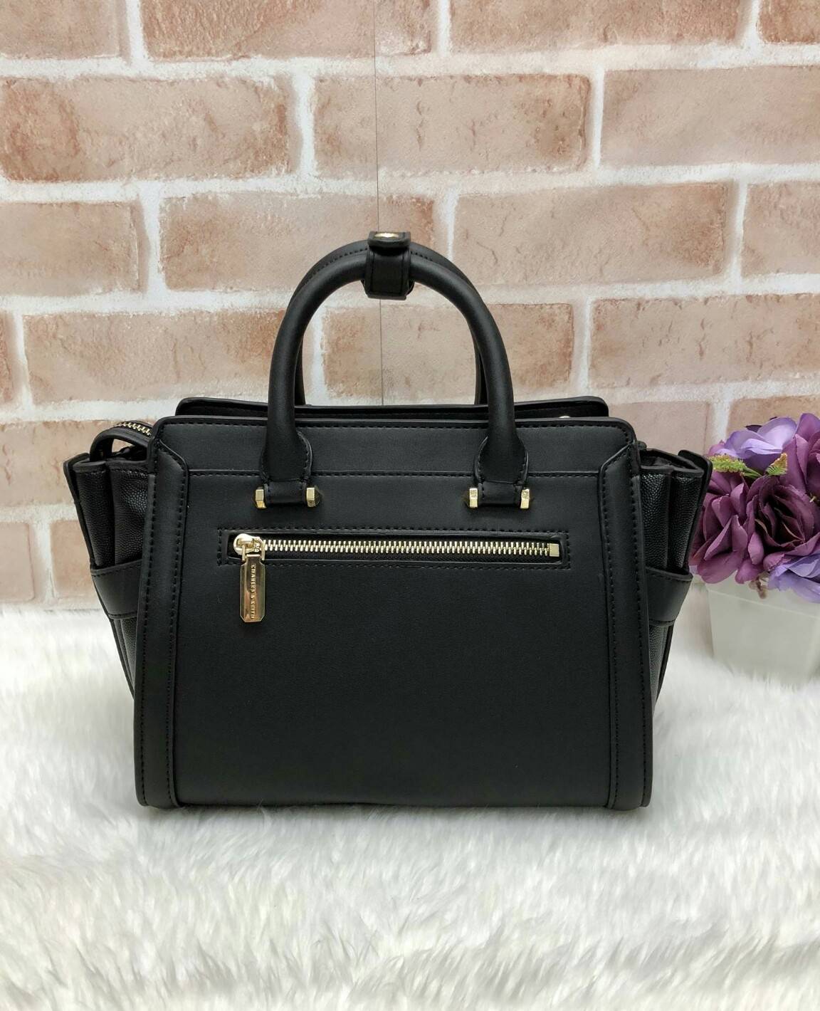 CHARLES & KEITH TRAPEZE BAG (หนังเรียบ) กระเป๋าถือหรือสะพายรุ่นยอดนิยมดีไซน์สวยหรู - วัสดุหนังลายคาร์เวียร์ สวยอยู่ทรง - ด้านข้างเเต่งช่องตัดดูมีดีเทล - ด้านหน้าสกรีนโลโก้ ด้านหลังมีช่องซิป - เปิดปิดด้วยซิปหัวซิปปั๊มโลโก้ หูจับเเข็งแรง พับลงได้