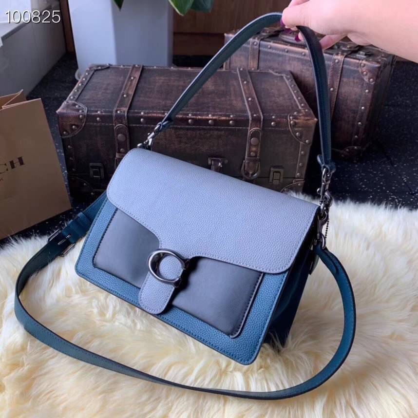OUTLET 】COACH Tabby Shoulder Bag พร้อมส่งที่ไทย A modern take on an archival 1970s Coach design, our structured Tabby shoulder bag is crafted in polished pebble leather. Finished with our Signature hardware for an iconic touch, the versatile silhouette fe