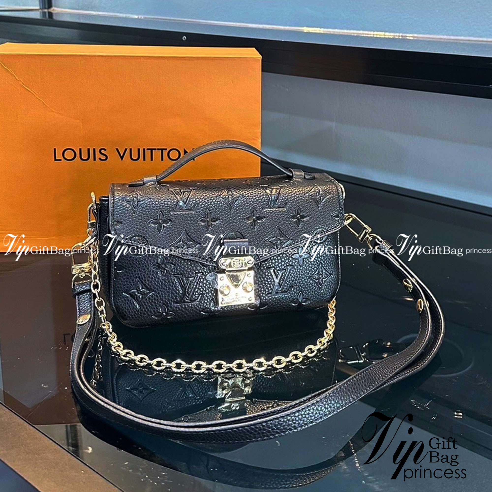 LV Pochette Métis East West กระเป๋าสะพาย พร้อมสายโซ่สีทองสำหรับสะพายไหล่แบบสั้นอย่างมีสไตล์ และสายหนังถอดได้ กระเป๋า Monogram แคนวาส แต่งขอบหนัง และตัวล็อกแบบ S-lock อันเป็นเอกลักษณ์ ของความหรูหรา พร้อมส่งที่ไทย ภาพถ่ายจากงานขายจริง ใช้งานต่างประเทศได้