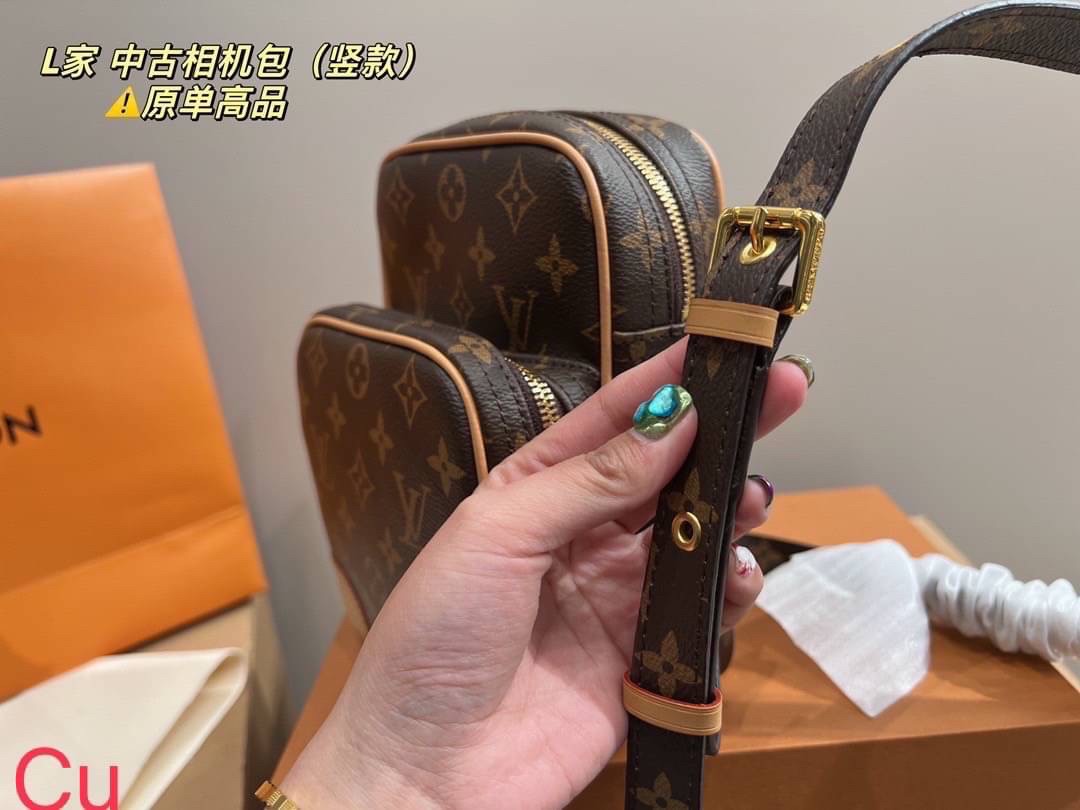 LV Amazon Monogram Crossbody Shoulder bag / LV Pochette Vintage Small Bag 6" กระเป๋าสะพายทรงแมสเซ็นเจอร์สุดคลาสสิควินเทจ ใช้ได้ทั้งชายหญิง ด้วยดีเทลความเป็นเอกลักษณ์ เรียบหรูด้วยความโดดเด่นจากลวดลายโมโนแกรม ขนาดกำลังดี พร้อมส่ง