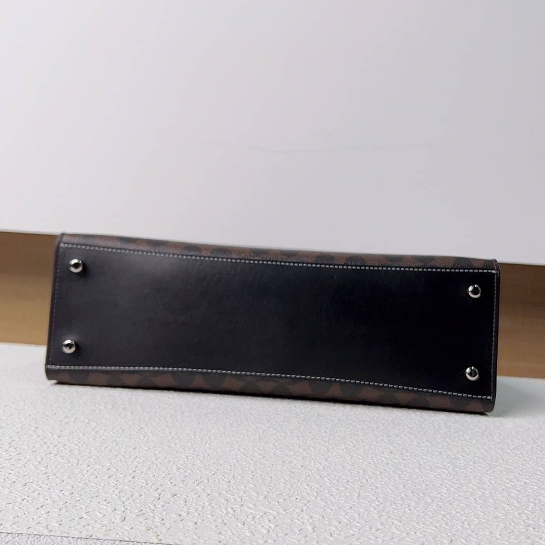 COACH NINA TOTE IN SIGNATURE CANVAS CL399 พร้อมส่ง 2 สี กระเป๋าโท้ทสะพายไหล่ ใบใหญ่ คอลเลคชั่นใหม่ ตอบโจทย์คนที่ชอบใส่ของเยอะๆได้อย่างดี ดีไซน์รูปทรงคลาสสิค เรียบหรู