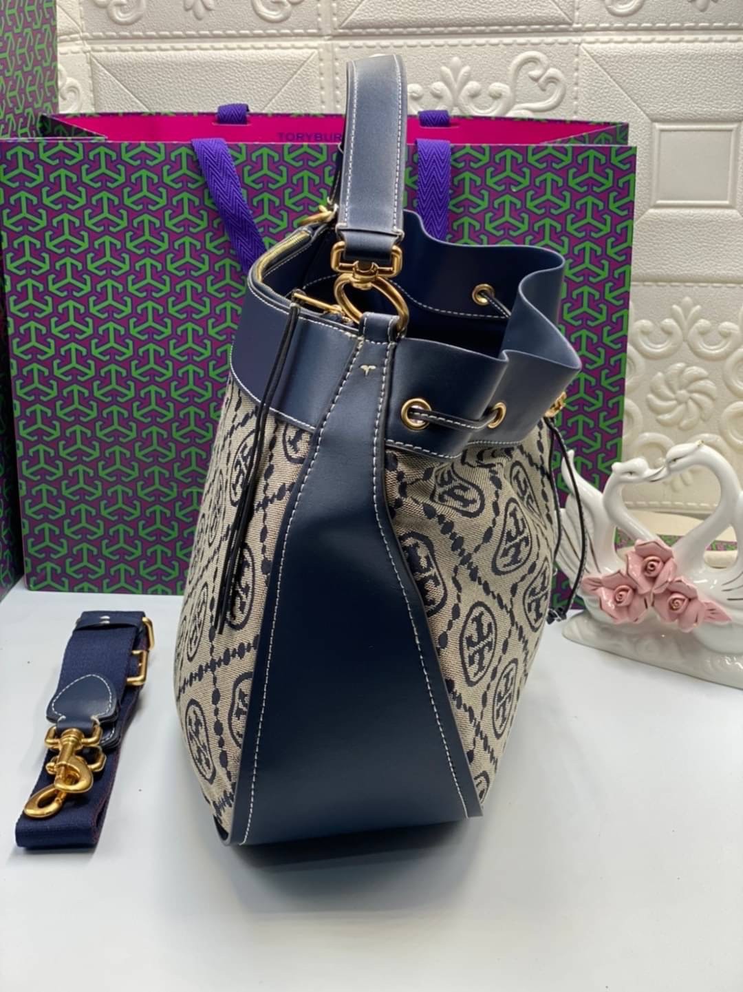 Tory burch t monogram jacquard drawstring hobo กระเป๋าถือและสะพายข้างทำจากผ้าใบ jacquard ตัดด้วยหนังแท้ อีกหนึ่งคอลเลคชั่นจาก T monogrameที่ออกแบบมาในรูปทรงกระเป๋า hobo ทรงสวย มีสไตล์เป็นทรงที่สาวๆนิยมใช้