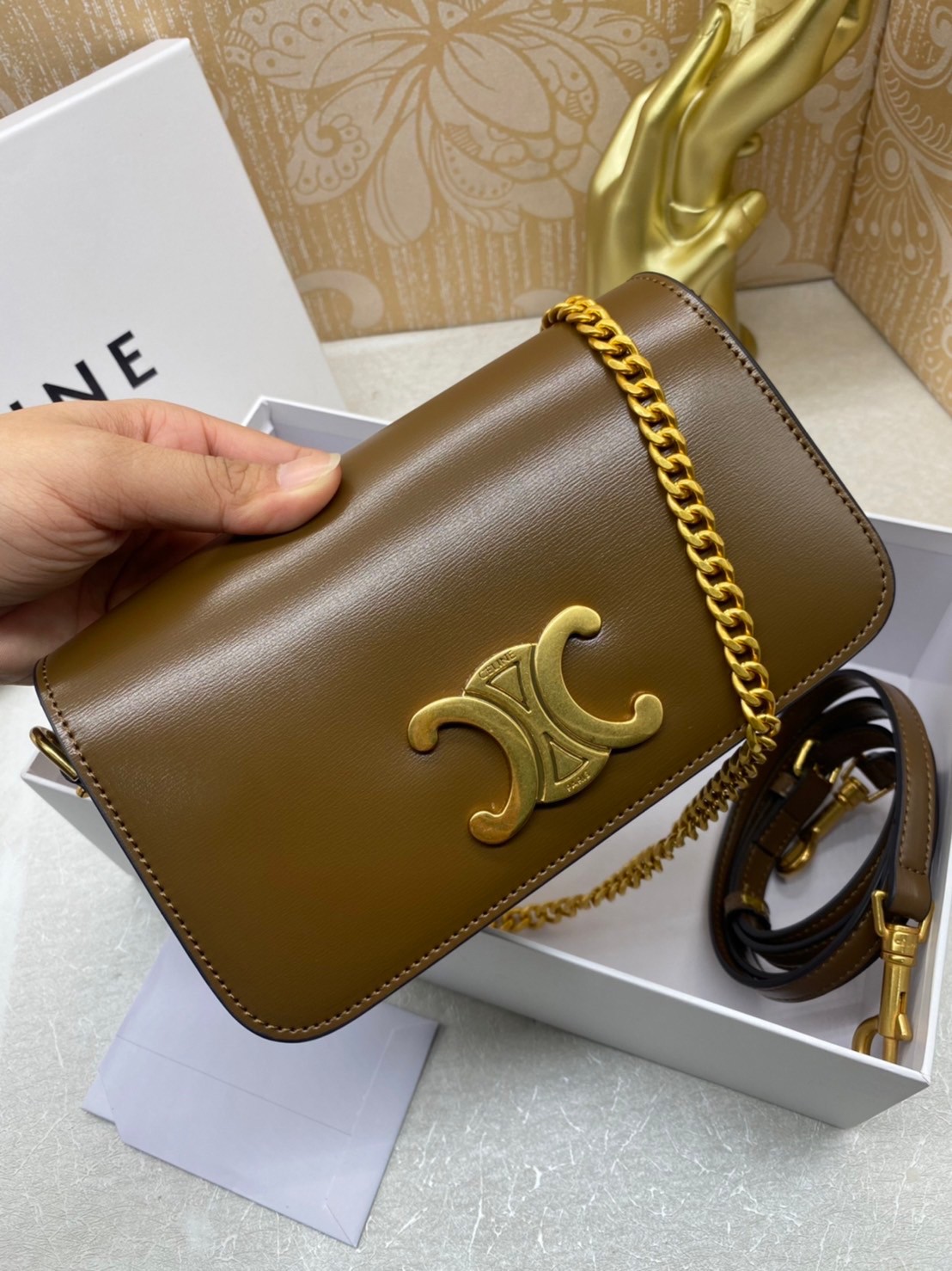 20cm CELINE SHOULDER BAG TRAPEZE IN SHINY CALFSKIN / CELINE POCHETTE BAG / CELINE TRIOMPHE BAG small รุ่นใหม่ล่าสุด ไม่มีไม่ได้เลยกับไอเท็มสุดคลาสสิค กระเป๋าสะพาย ทรงพอชสวยอยู่ทรง ดูดี ดูแพง สายถอดได้ ใช้งานสะดวก