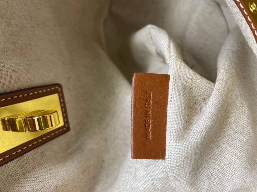 small CELINE TEXTILE BUCKET BAG / CELINE TEEN BUCKET in STRIPED TEXTILE WITH JACQUARD ดีไซน์ทรง Bucket small size เนื้อหนาแข็งแรง ภายในกว้างและจุใส่สัมภาระได้เยอะจุใจ อะไหล่แบรนด์สีทองสุดหรู