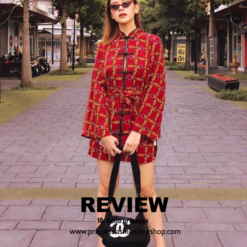 Chanel Beaute Crossbody Bag กระเป๋าสะพาย VIP GIFT ของแท้ จาก Chanel Cosmetic แท้💯 วัสดุขนวูลหนานุ่ม ตัดโลโก้แบรนด์หนังสีขาวสวยโดดเด่น น้ำหนักเบา เปิดปิดด้วยฝาปิดกระดุมแม่เหล็ก ใบใหญ่กำลังดี ใส่ iPad, กระเป๋าสตางค์ใบยาว, และของจุกจิกได้เยอะ มาพร้อม