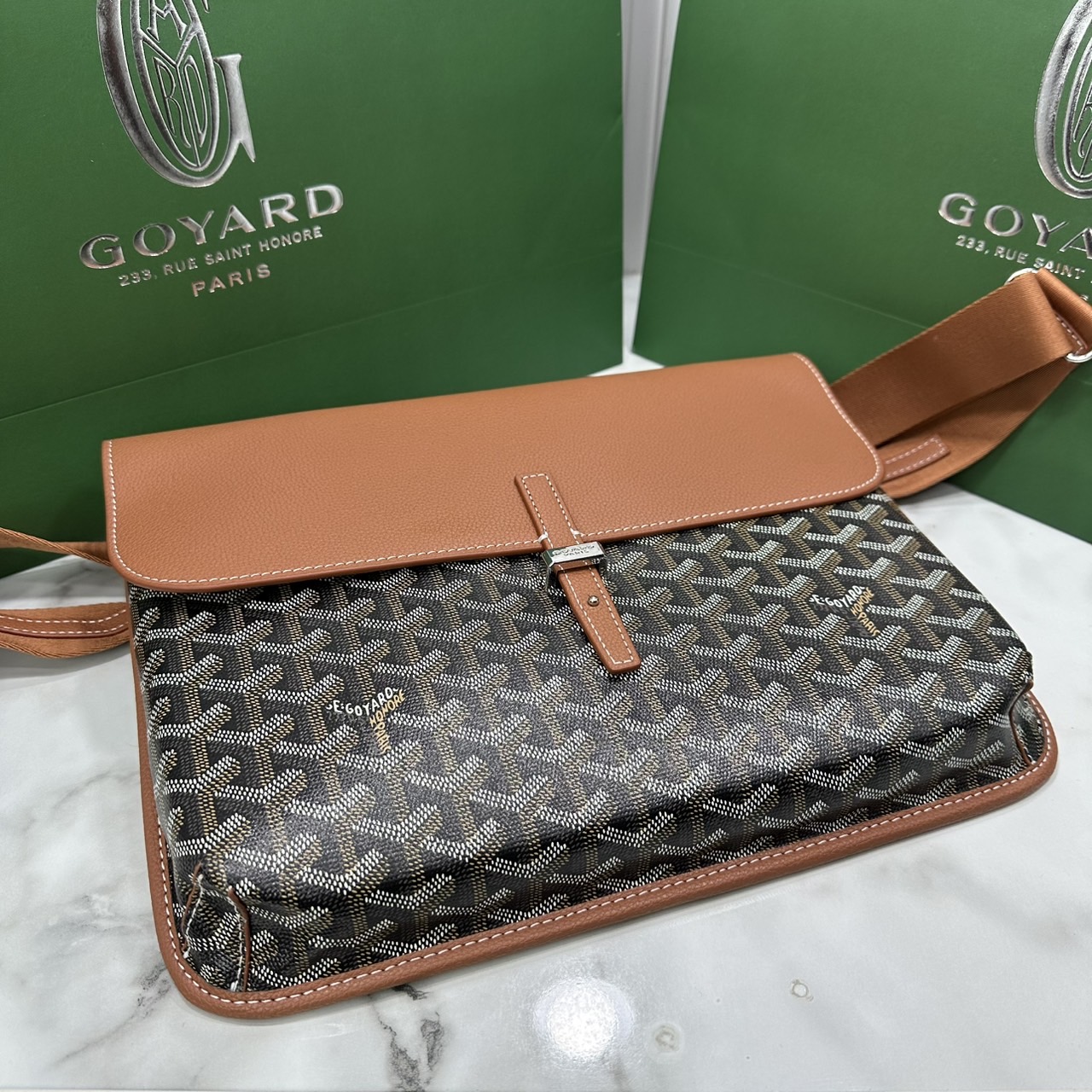 ORI หนังแท้ | Goyard Coursier Messenger bag กระเป๋าแมสเซ็นเจอร์ดีไซน์ใหม่ กะทัดรัดใช้งานได้อย่างคล่องตัว เหมาะมากสำหรับสายสปอร์ต ที่สุดของความหรูตอบโจทย์การใช้งาน ใบจริงสวยงามตามรูปค่ะ