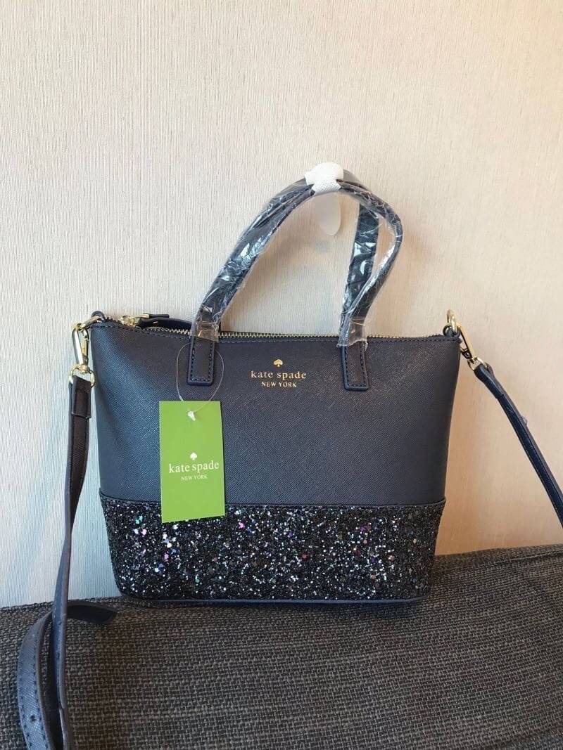 Kate Spade INA Greta Court Glitter Crossbody กระเป๋าถือหรือสะพายใบเล็ก วัสดุหนัง Saffiano สวยหรู ด้านหน้าประดับโลโก้สีทองสวย ก้นกระเป๋ามีดีเทลด้วยGlitter วิ้งๆดูหรู ภายในมีช่องซิปและช่องเล็ก สามารถใส่ ipad mini กระเป๋าสตางค์ใบยาวและของจุกจิกได้เยอะ มีหมุด