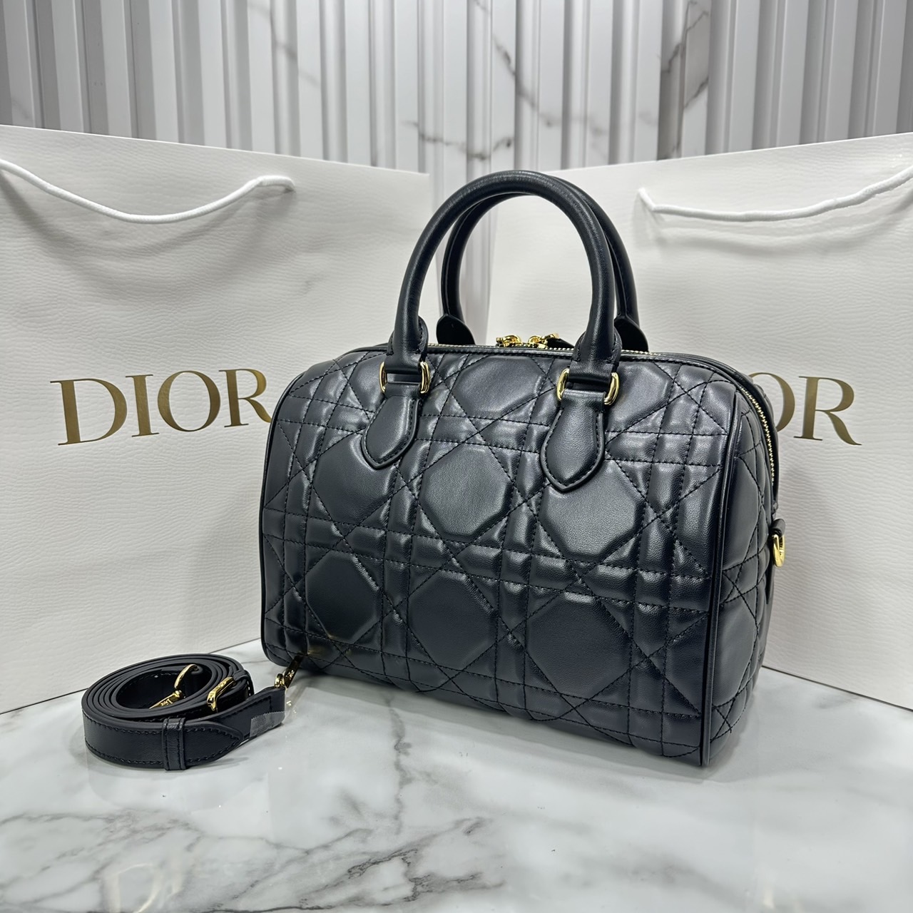 DIOR Groove 25 Bag / Dior Keepall Macrocannage Leather / Oblique Jacquard กระเป๋าสะพายทรงบอสตัน Keepall ทันสมัยและสง่างาม ใช้งานได้ทั้งแบบสะพายไหล่หรือสะพายแบบครอสบอดี้ เหมาะเป็นไอเทมคู่ใจในชีวิตประจำวัน เกรดออริ 1:1