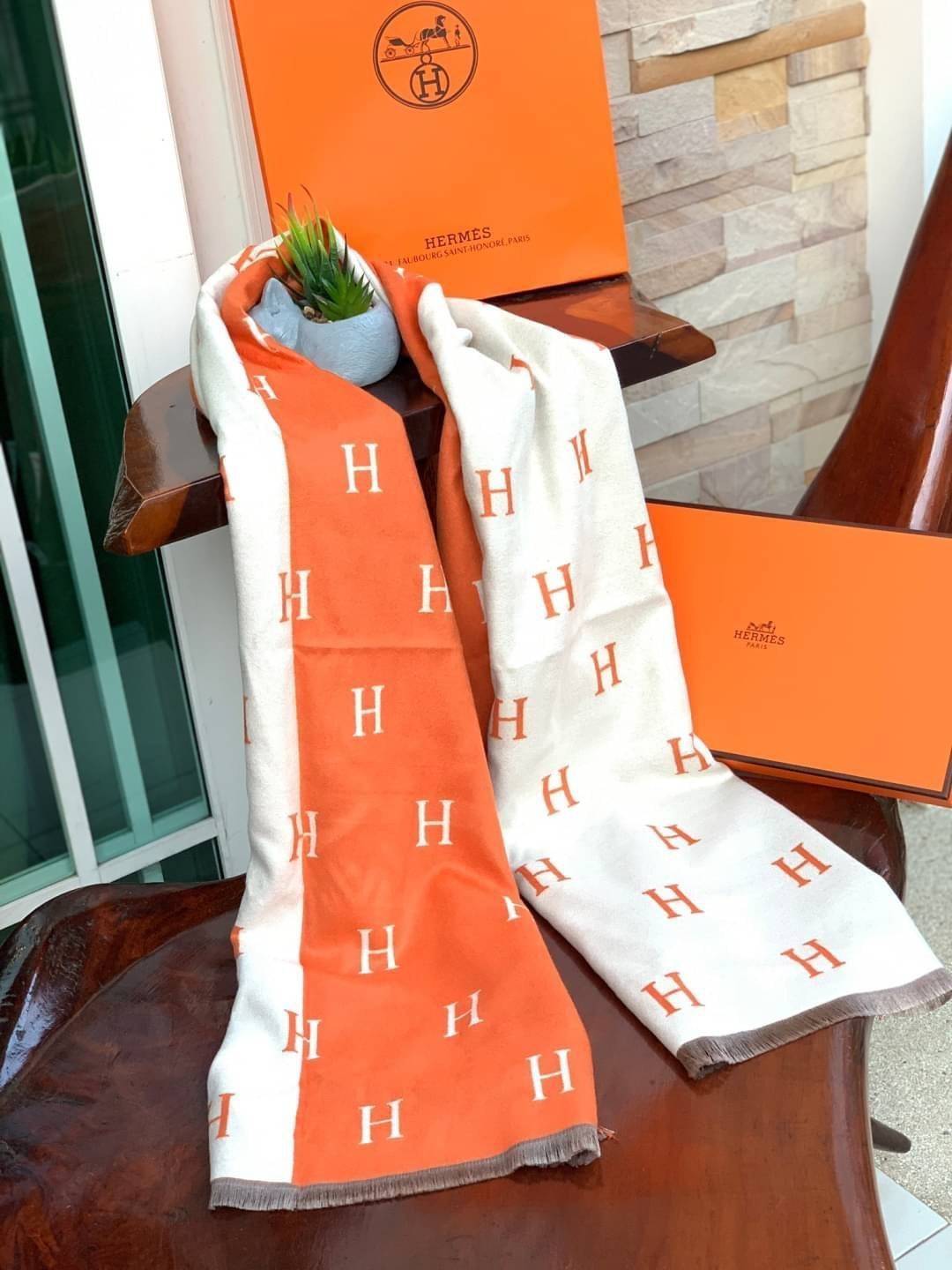 Hermes Women’s Scarves Accessories Scarf อีกหนึ่งแบรนด์ดังจากปารีส ด้วยงานพรีเมี่ยมกิ้ฟ ส่งมอบความรู้สึกดีๆให้กับคนที่คุณรัก ในรูปแบบผ้าพันคอและผ้าคุมไหล่ผืนใหญ่ให้ความอบอุ่น ถักทอด้วยผ้าcashmere ผ้าเนื้อดี สัมผัสนุ่มมือ ทอลายในตัว สีและลายคมชัด เหมาะสำหร