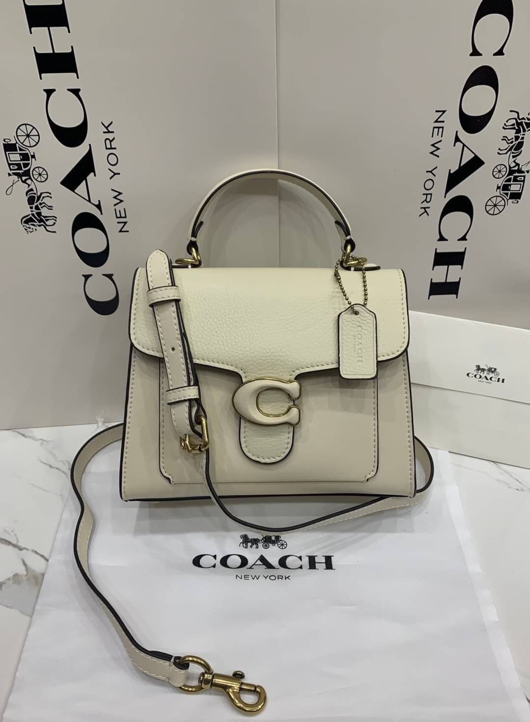 COACH TABBY TOP HANDLE 20 พร้อมส่งที่ไทยค่ะ! กระเป๋าหิ้ว//สะพายข้างได้ หนังแท้อย่างดี กหนึ่งใบทำหนังสองลายได้อย่างสวยงาม พร้อมโลโก้รุ่นใหม่ล่าสุดดูดีมากๆค่ะ เปิดปิดกระเป๋าแบบกดล็อค ภายในมีช่องหลักสองช่อง ใส่มือถือได้ทุกรุ่น;กระเป๋าเงินใบกลางได้;ของจำเป็นจ