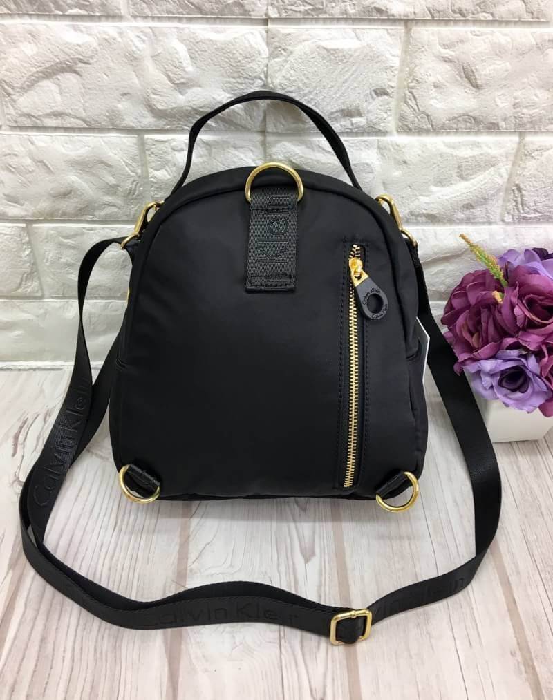 ใหม่ล่าสุด กระเป๋าเป้!!! ทรงน่ารักมากๆ จากแบรนด์ Calvin Klein รุ่นพิเศษ ช่องซิป 2 ช่องใหญ่ + สายยาวถอดได้ ปรับสะพายได้หลายรูปแบบค่า **จุดเด่นที่ ตัวกระเป๋าทำจากผ้าไนล่อนเนื้อดี สกรีนโลโก้แบรนด์ น้ำหนักเบามาก สายกระเป๋า ถอดปรับ สะพาย หลัง สะพายข้าง ลำตัว ห