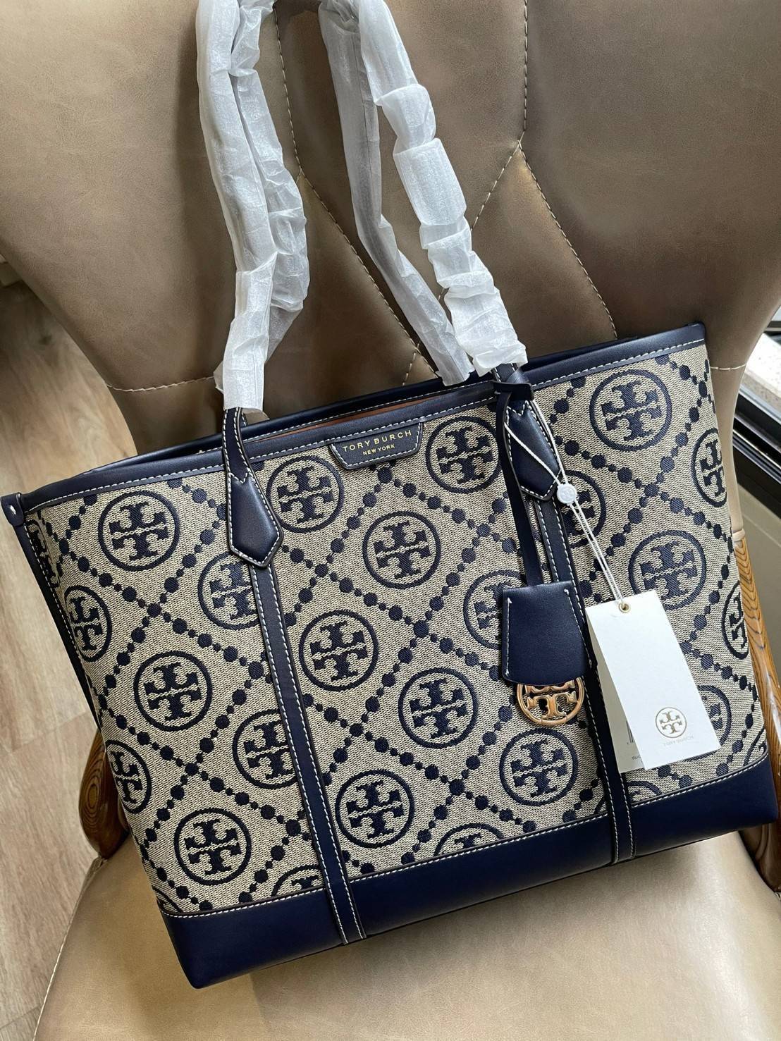 ของแท้ 💯% Tory burch perry monogram jacquard triple compartment tote ครั้งแรกกับลายโมโนแกรม ที่ได้รับแรงบันดาลใจมาจากโลโก้สุดคลาสสิกในกระเป๋าทรงtote bag T Monogram ที่ใช้การทอลายแบบแจ็กการ์ดสุดประณีต