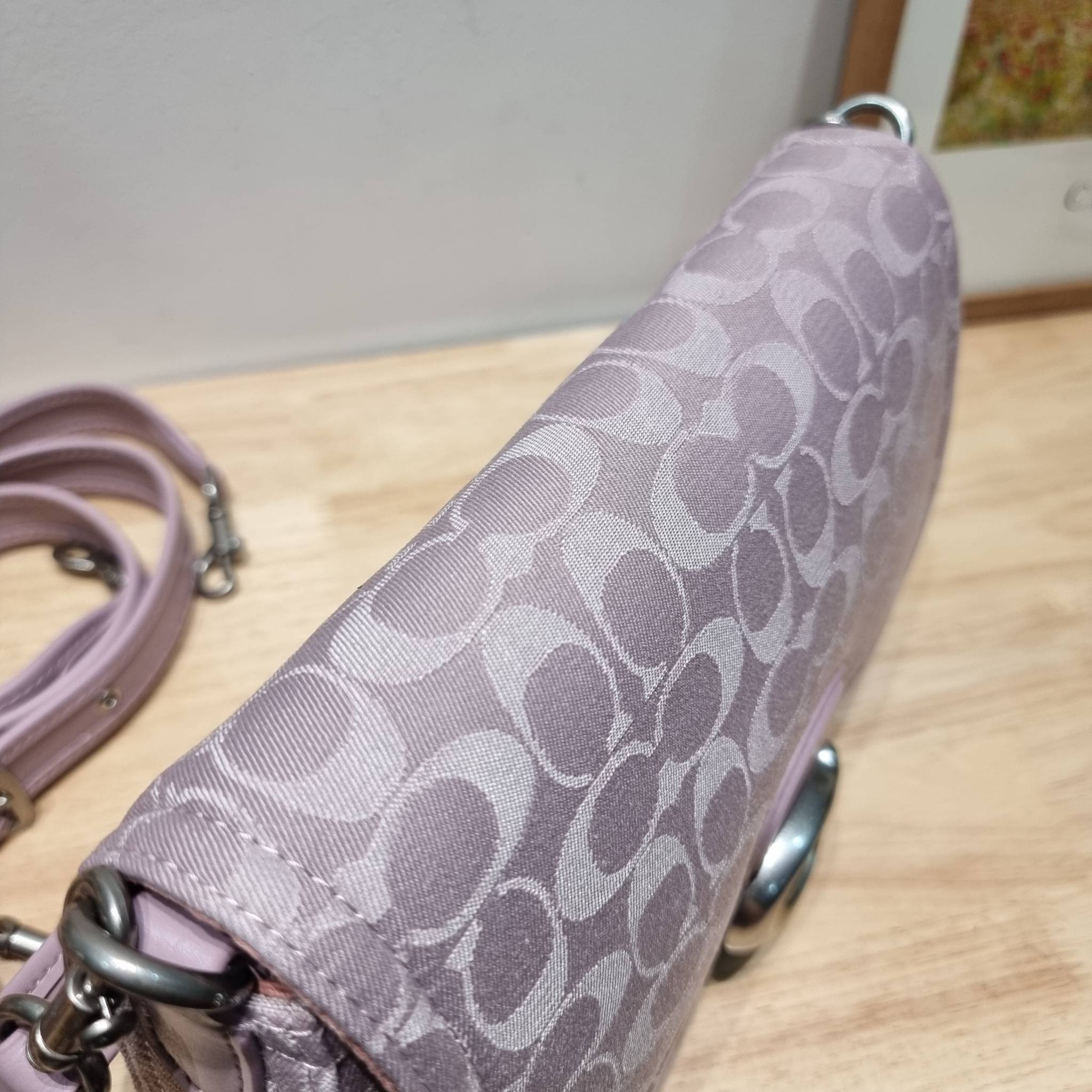 COACH CJ854 SOFT TABBY SHOULDER BAG IN SIGNATURE DENIM ฉุดไม่อยู่แล้วจริงๆกับไอเท็มนี้ ที่ร้อนแรงแบบปังๆไปเลย!! กระเป๋าสะพายไหล่/สะพายข้าง ดีไซน์วินเทจย้อนยุค สวยคมชัด คลาสสิคใช้ได้ทุกลุค