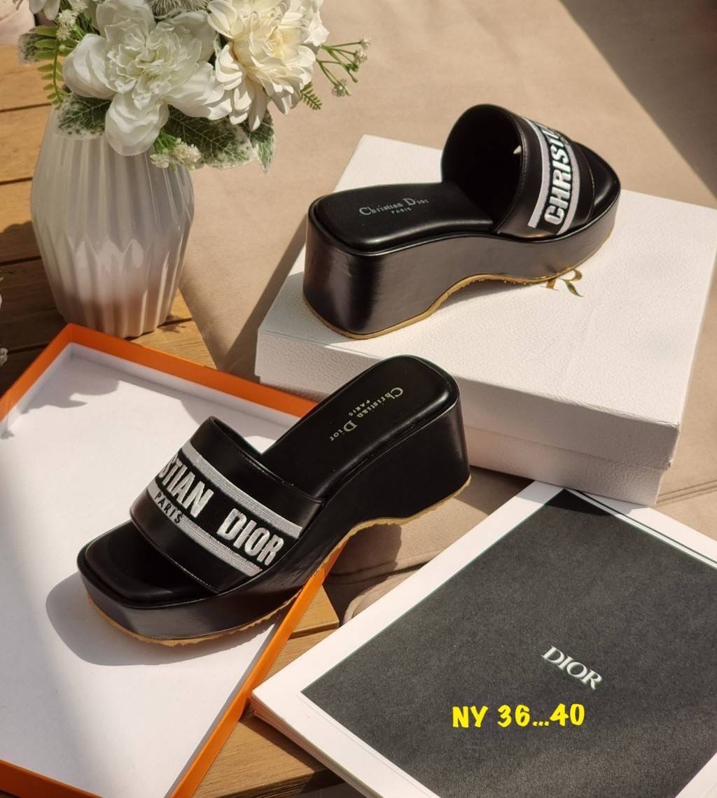 พร้อมส่ง Dior Sandals รองเท้าแตะดิออ รองเท้าทรงเตารีดดิออ งานคัดเกรดคุณภาพทอละเอียด ปั้มแบรนด์ พื้นยางกันลื่นอย่างดี กระชับเท้า ใส่สบายเดินได้นาน ไม่เจ็บไม่บีบเท้า สวยเกินราคา ภาพถ่ายจากงานจริง สวยตรงปกค่ะ