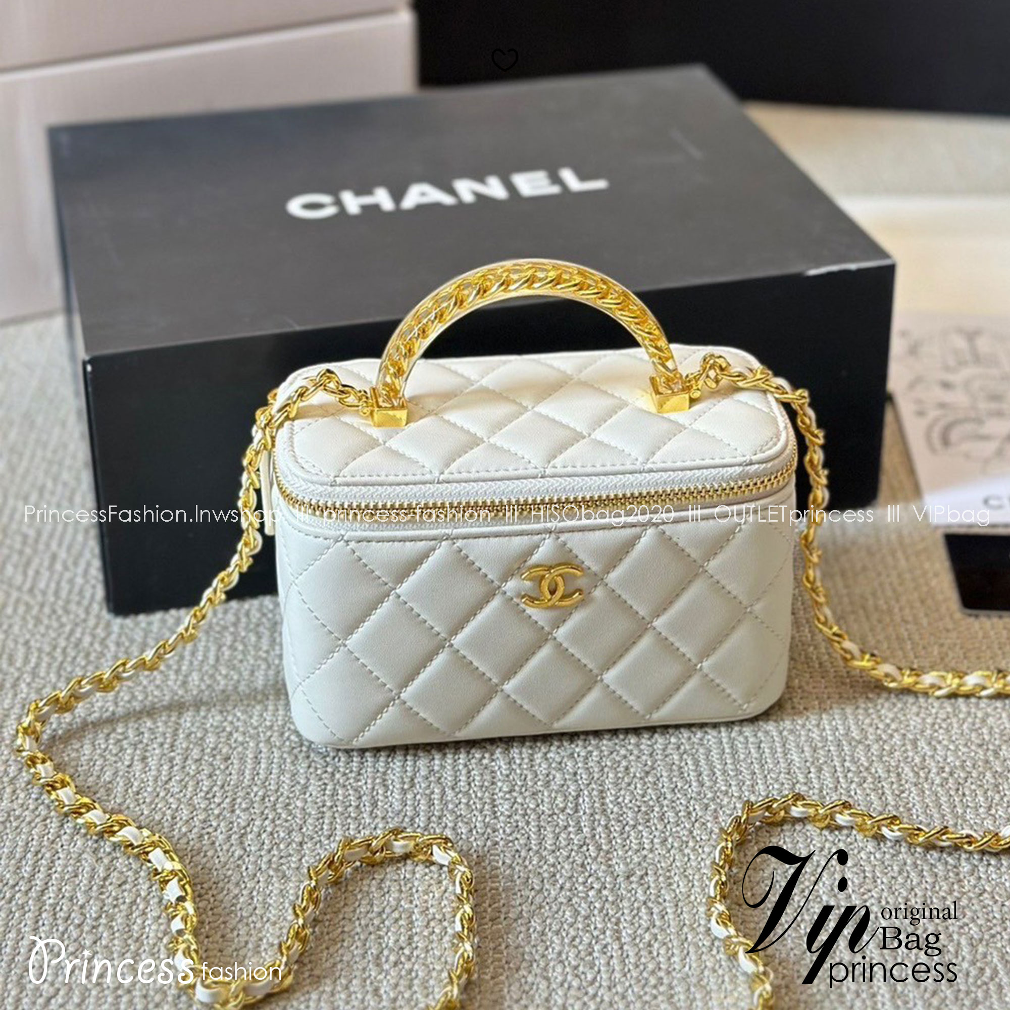 CHANEL Vanity Top Handle Bag / Chanel makeup bag กระเป๋าใส่เครื่องสำอางค์สวยหรู น่ารักลูกคุณหนูต้องยกให้ใบนี้เลยค่า น้องโดดเด่นที่หูจับโซ่สีทองสวยเงางาม ด้านในกว้างขวาง จะใช้เองหรือเป็นของขวัญ ของฝาก แนะนำรุ่นนี้เลยค่ะ!