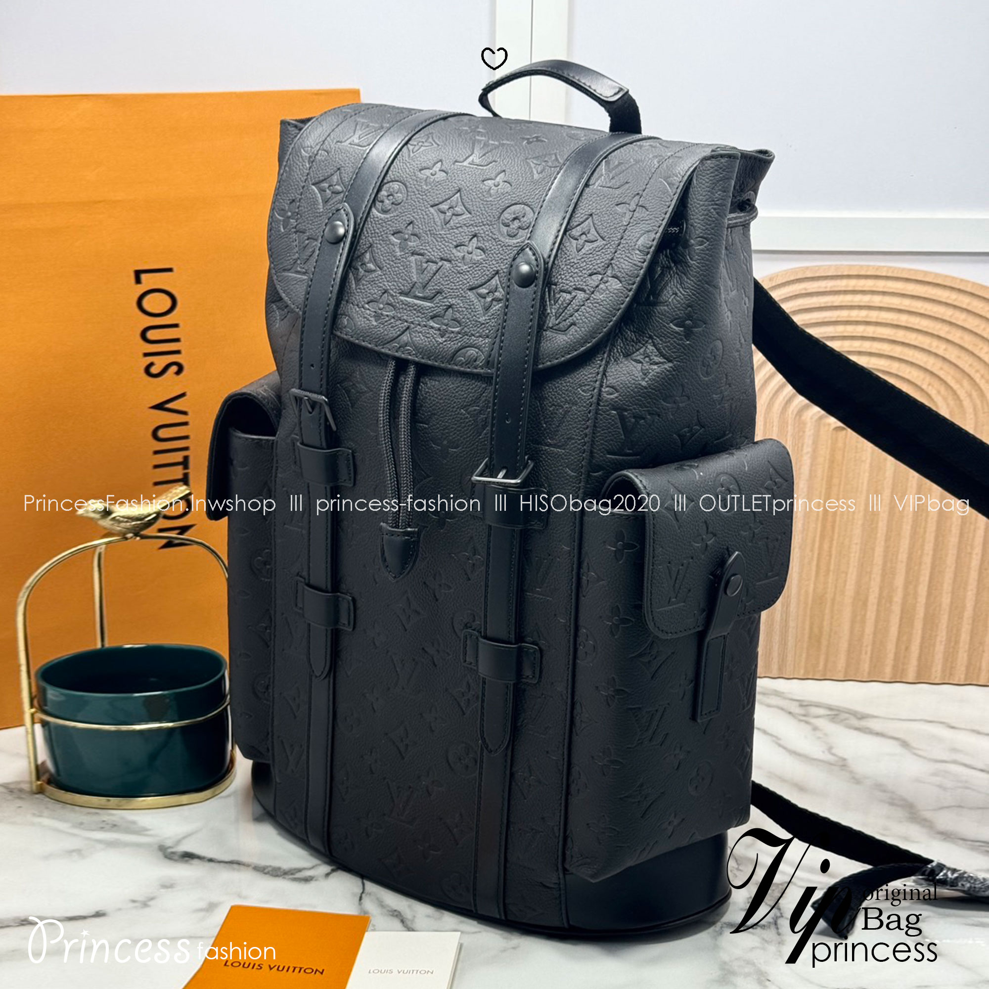 LV Christopher MM Backpack กระเป๋าเป้สะพายหลังขนาดกลาง สีดำเต็มใบสวยคลาสสิก ปั้มลายโมโนแกรม ตอบโจทย์การใช้งานด้วยช่องกระเป๋าด้านข้าง 2 ช่อง ดีไซน์กระดุมกดและสายรูดเพิ่มความปลอดภัยในการพกพาสิ่งของด้านใน