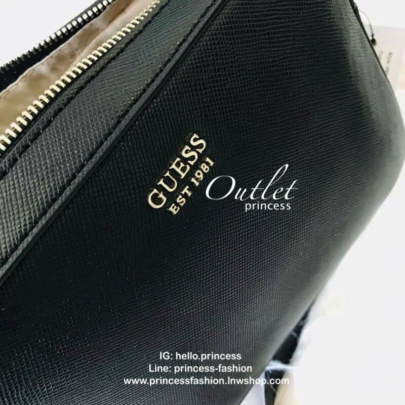 GUESS ZIP TOP KAMRYN CROSSBODY BAG กระเป๋าสะพายรุ่นยอดนิยม วัสดุ PU คุณภาพดี น้ำหนักเบา ด้านหน้าประดับด้วยโลโก้แบรนด์สุดหรู เปิดปิดกระเป๋าด้วยซิปสะดวกใช้ ด้านในโล่งกว้างมีช่องซิปและช่องใส่บัตร สามารถใส่มือถือได้ทุกรุ่น กระเป๋าสตางค์ใบสั้นได้ ซับในลายแบรนด