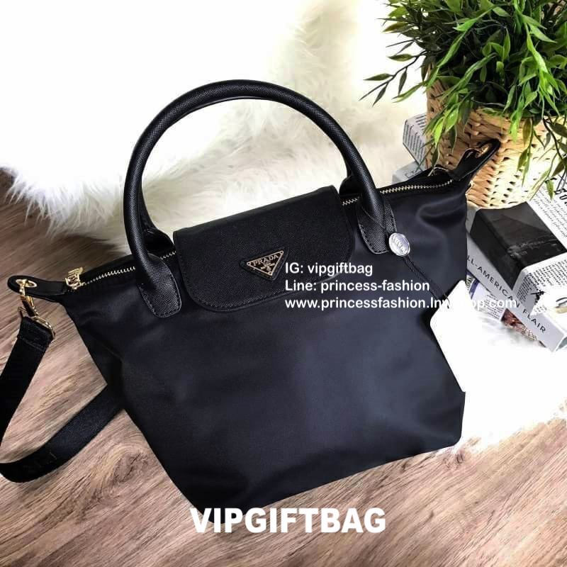 PRADA NYLON BAG WITH ZIP VIP GIFT WITH PURCHASE กระเป๋าถือหรือสะพายสไตล์ Longchamp GWP พรีเมี่ยมกิ้ฟจากเคาน์เตอร์แบรนด์ Limited edition วัสดุ Nylon เนื้อหนาคุณภาพดีตามแบบฉบับแบรนด์ด้านหน้าประดับโลโก้หรู เปิดปิดด้วยฝาปิดและซิป ภายใน Polyester 100% มีโลโก้ 