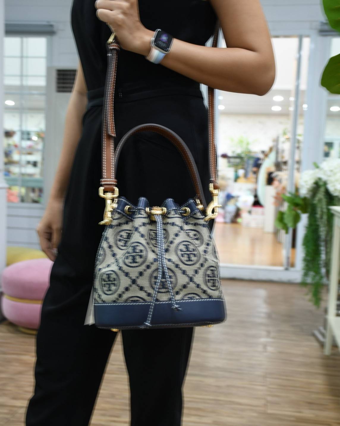 ของแท้ 💯% TORY BURCH Monogram Jacquard Bucket Bag กระเป๋าถือหรือสะพายไหล่ วัสดุผ้า Canvas โลโก้ Jacquard ทรงถัง ตั้งอยู่ทรง กระเป๋าปักลายแบรนด์ สวยหรู สายยาว Crossbody ได้ เปิด-ปิด โดยเชือกรูด เปิด-ปิดพร้อมสลับที่ประดับโลโก้ สวยหรู คุณนาย สุดๆ ไปเ