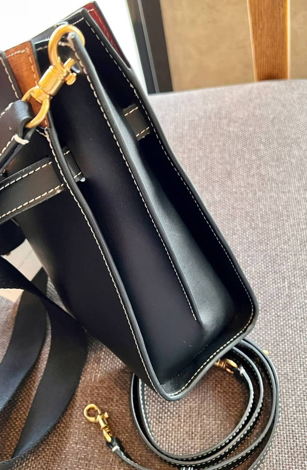 Large TORY BURCH LEE RADZIWILL PEBBIED BAG ((139014)) เป็นรุ่นที่สวย หรู น่าใช้มากๆค่ะ! ลุคหรูดูดีมากๆ กับกระเป๋าสะพายข้างจากTB ใบใหญ่