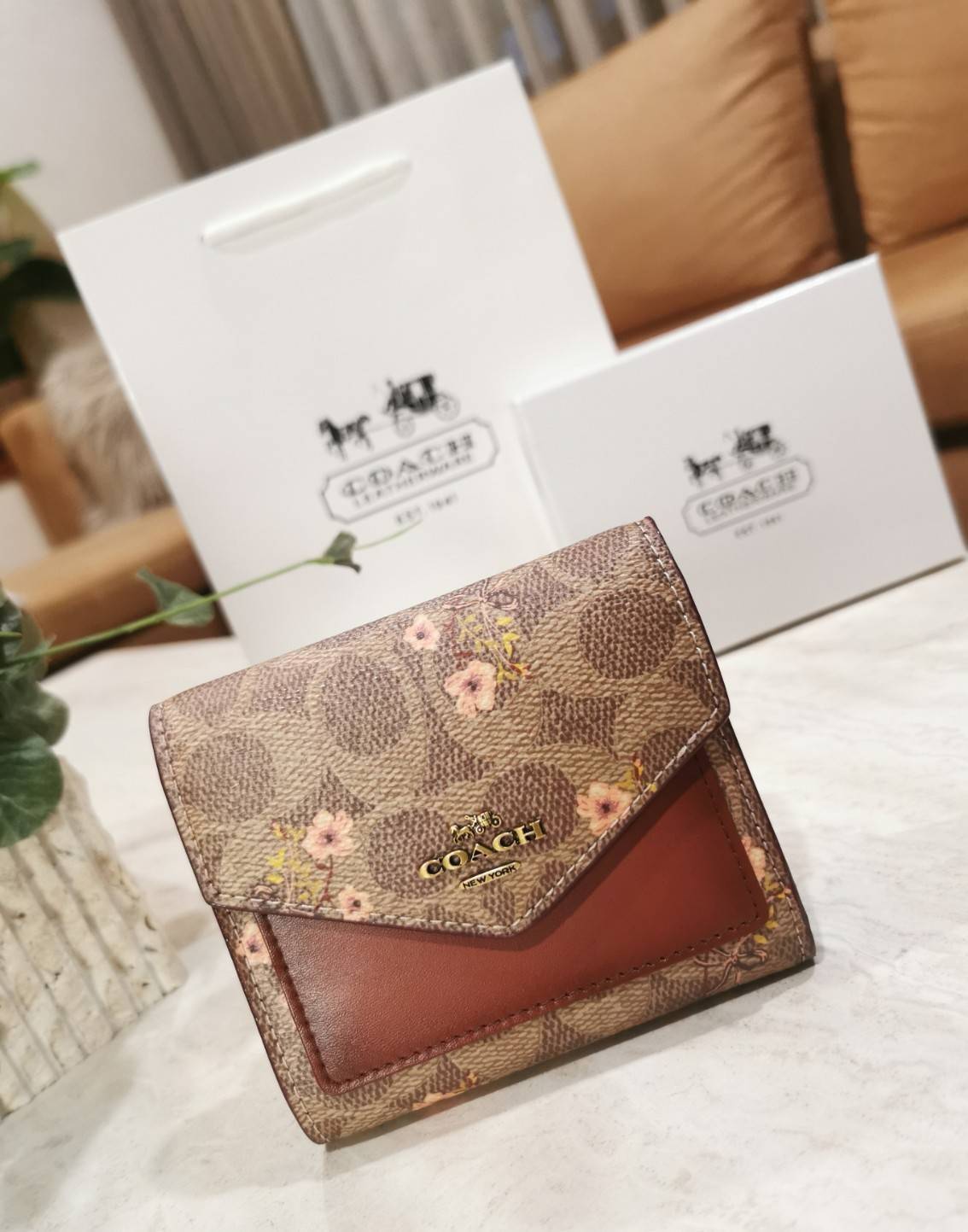 COACH FACTORY SHORT WALLET กระเป๋าสตางค์รุ่นใหม่ล่าสุดจาก Coach Factory Outlet ขนาดกำลังดี พกพาสะดวก ดีไซน์สวยน่าใช้ วัสดุหนังแท้เปิดปิดด้วยฝาปิด Envelop กระดุมด้านหน้ามีโลโก้แบรนด์ด้านหลังมีช่องซิปใส่เหรียญ หัวซิปแบรนด์ ภายในมีช่องใส่ธนบัตรใส่แบงก์พันได้