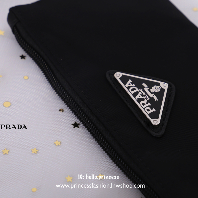 Prada nylon clutch bag สินค้า Premium gift จากเค้าเตอร์แบรนด์ต่างประเทศ แท้ 💯 วัสดุไนล่อน คุณภาพดีเนื้อหนา น้ำหนักเบา อะไหล่เงิน สวย หรู น่าใช้มากเลยค่ะ ด้านในใส่ของจุกจิก Iphone 8+ ซับในพิมพ์ลายแบรนด์สวยหรู ตัวจริงสวยน่าใช้มาก บอกเลย Don't m