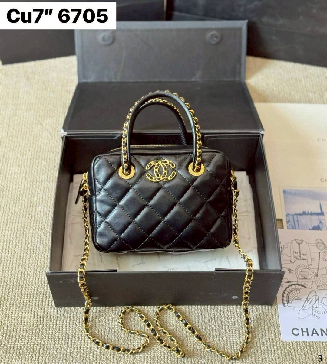 Chanel 25C Mini Bowling Bag กระเป๋าสะพายไซส์มินิน่ารักและสุดลัคชู หรูหราเกินเรื่อง โทนสีดำคลาสสิก พร้อมหูจับร้อยโซ่สีทอง ขนาดกำลังสวย รูปทรงคลาสสิคใช้งานได้สะดวก