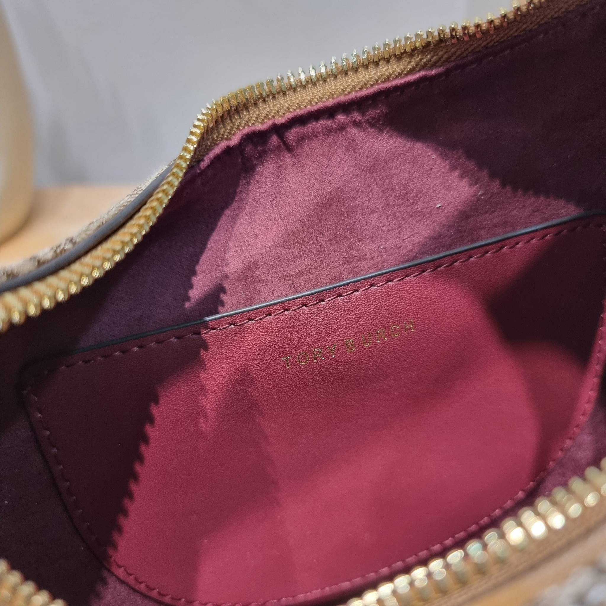 Tory Burch T Monogram Mini Crescent Bag / TORY BURCH T MONOGRAM MINI JACQUARD CRESCENT BAG ร้อนแรงกว่านี้ไม่มีแล้ว กับไอเท็มที่เซเลปรีวิวเยอะมาก!! สาวๆตามหากันไปอีก กระเป๋าทรง half moon ที่ดีไซน์บนผ้า jacquard ลวดลายซิกเนเจอร์ เรียบหรู ผู้ดีมากแม่!