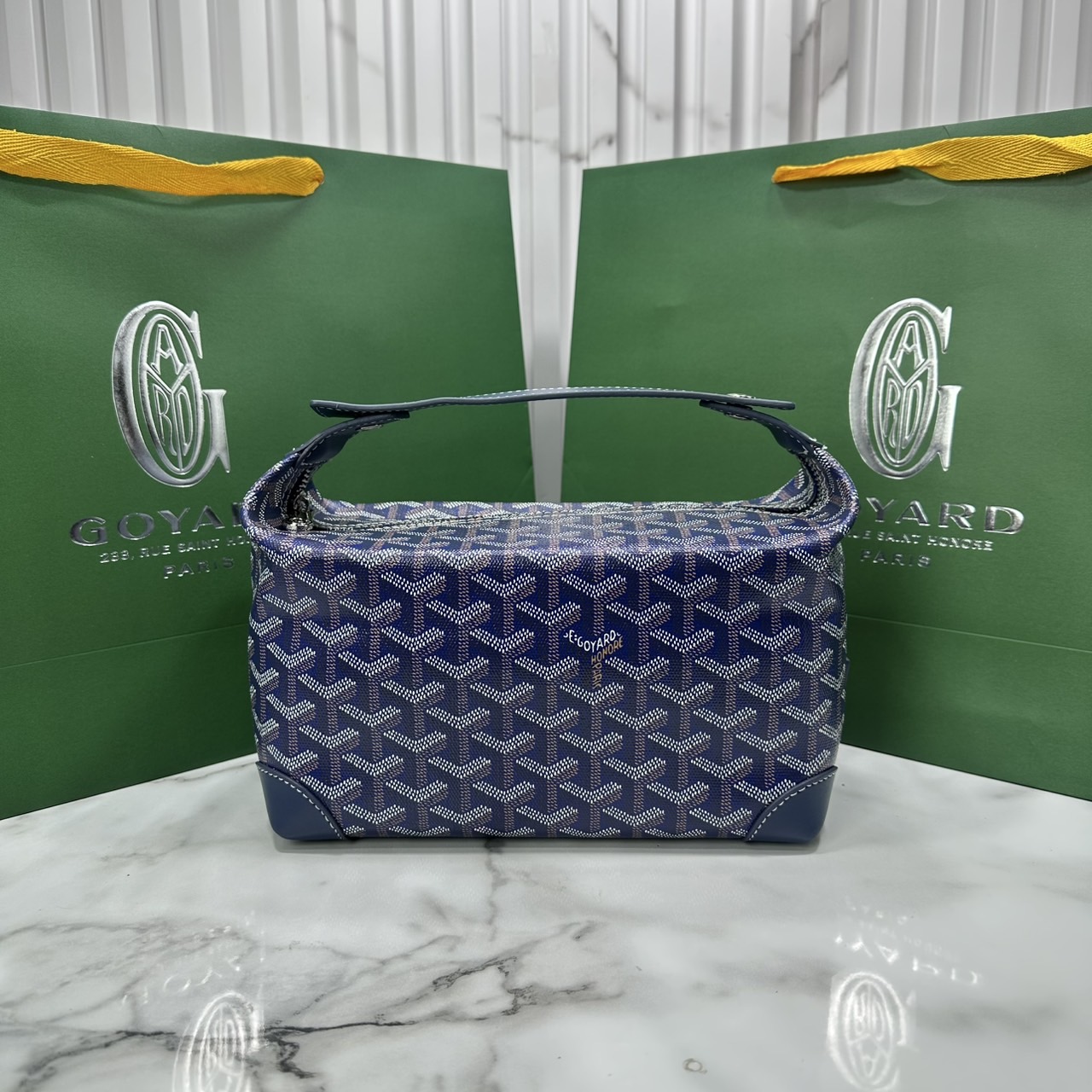 ORI หนังแท้ | Goyard Bowling 25 Toiletry Bag / Goyard Pouch กระเป๋าทรงพอช พร้อมสายถือจับถนัดมือใช้งานง่ายกะทัดรัด ตอบโจทย์ความเรียบง่ายแต่คลาสสิก ใช้ได้ทั้งชายหญิง หรูหรา ติดแกรมที่สุด เป็นรุ่นตามหา ที่ตอนนี้มีพร้อมส่งแล้วค่า