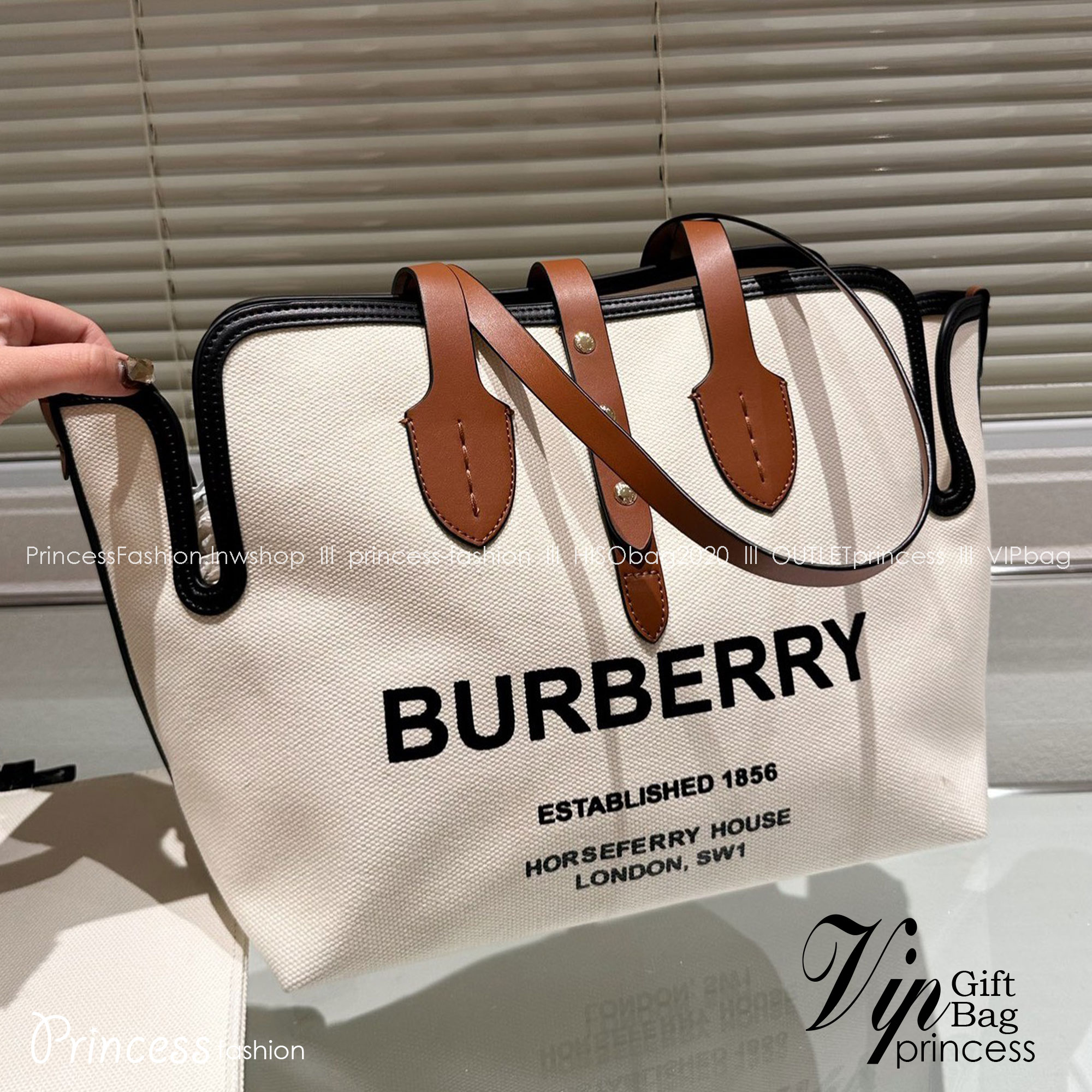 BURBERRY FRAGRANCES TOTE BAG พร้อมส่งรุ่นใหม่!! BURBERRY LARGE LONDON TOTE BAG IN WHITE / Burberry Canvas Logo Tote Bag กระเป๋าสะพายไหล่ทรงช้อปปิ้ง ทรงคลาสสิค ฮิตตลอดกาล