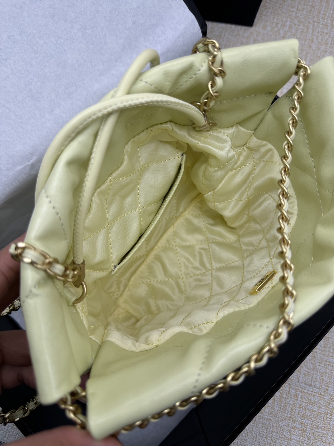 Chanel 22 Mini Handbag With Pearl Chain กระเป๋าทรงโท้ท เกรดออริ สลับแท้ 1:1 ใช้งานต่างประเทศได้