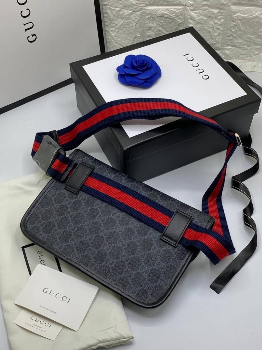 VIP 】หนังแท้ Gucci GG belt bag อีกหนึ่งกระเป๋าคาดอก ที่เป็น unisex และหายากไปอีก ดีไซน์ย้อนยุคยอดฮิต ขนาดกะทัดรัดพกสะดวก วัสดุหนังแคนวาส ทนทาน ภายในเป็นช่องโล่ง ใส่โทรศัพท์ได้ ของจุกๆสำคัญๆได้ สายสะพายปรับได้ตามตัว ใบจริงเห็นแล้วหลงรัก คุ้มค่าที่สุด จัดเล