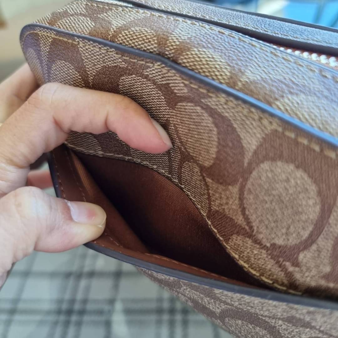 COACH 91677 MINI CAMERA BAG IN SIGNATURE CANVAS ขายดีที่สุด!! กระเป๋าสะพายข้างไซส์มินิ คลาสสิคอยู่ทรง อะไหล่ทองตัดดูหรู วัสดุหนังแคนวาสเคลือบลาย เปิด-ปิดด้วยซิป สายสะพายปรับได้ตามตัว ใบนี้แมทช์ได้ทุกลุค ใช้เป็น everyday bag ได้สบายๆเลยจ้า