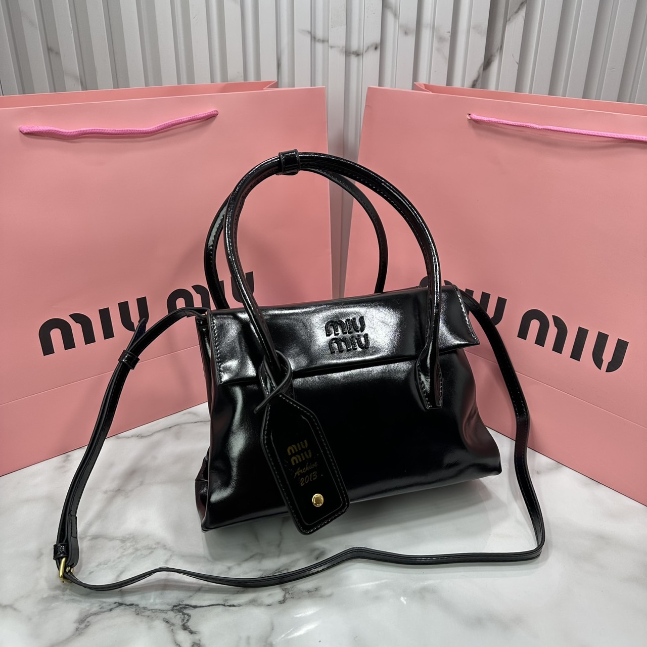 ORI หนังแท้ | Miu Miu Solitaire leather bag กระเป๋าสะพายทรงโท้ทโฮโบ เรียบง่าย เรียบหรูดูลัคชูสุดๆ สวยก่อนใครกับคอลใหม่ล่าสุดตัวแม่ตัวมัมไม่ควรพลาด จะของได้เยอะ ขนาดสะพายกำลังสวย สะพายไปทำงาน ไปเรียน ไปเที่ยวได้หมด ครบจบในใบเดียว