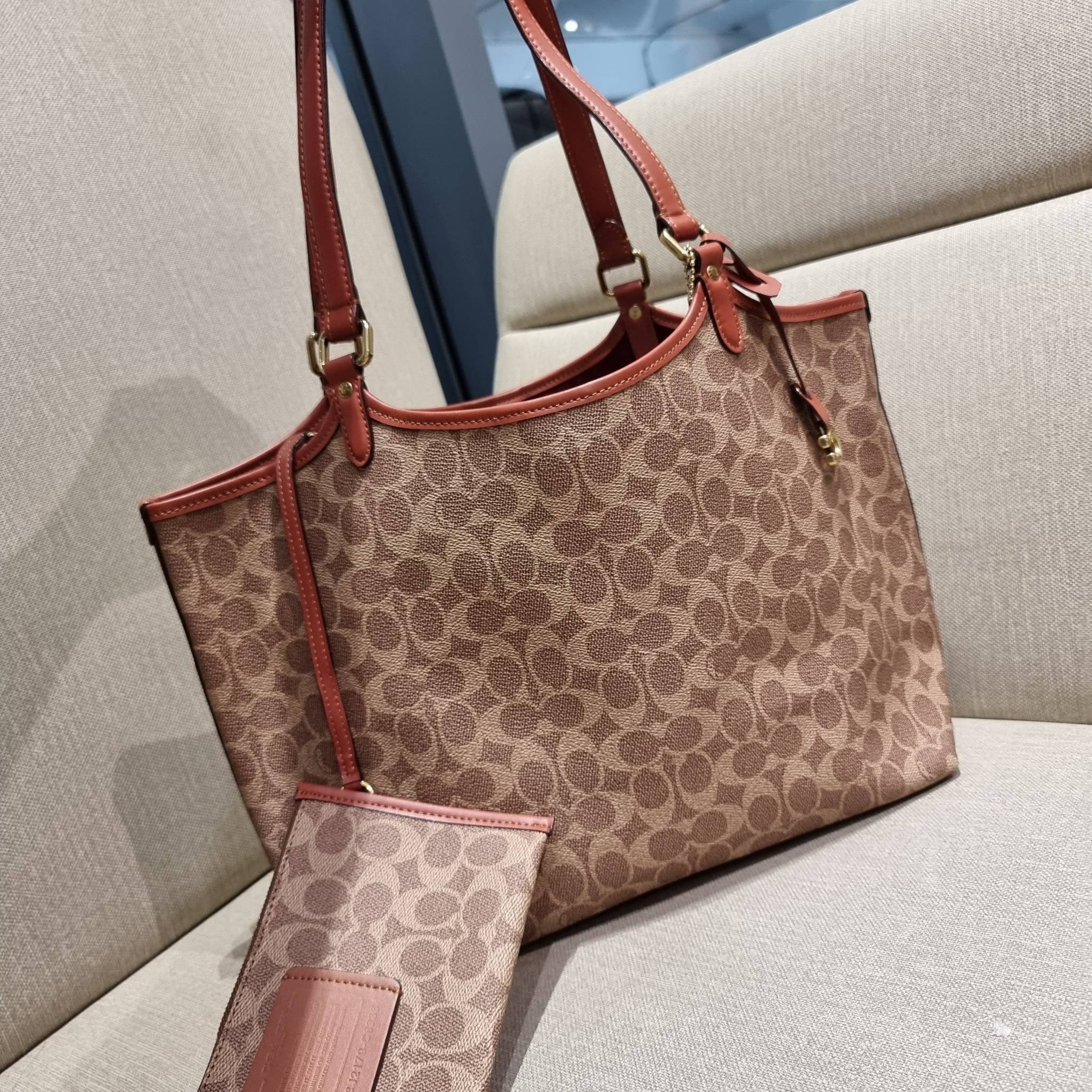 COACH C6336 DAY TOTE IN SIGNATURE CANVAS ใหม่ล่าสุด กับกระเป๋าทรงโท้ทใบใหญ่ สวยสะกดสายตา ด้วยดีไซน์ที่ดูเรียบง่าย แต่แฝงไปด้วยดีเทลเล็กๆ ที่เสริมให้ไอเท็มนี้ดูแพง พิเศษ กระเป๋าลูกใบเล็กอีกหนึ่งใบ พกติดกับกระเป๋า หรือจะเอาไปแยกใช้ก็ได้ วัสดุหนังแคนวาส สลับ