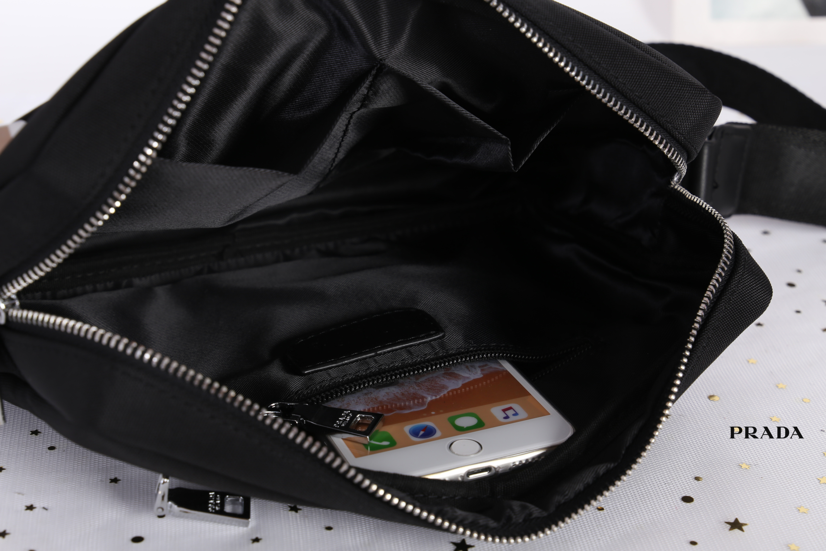 Prada messenger bag สินค้า Premium gift messenger bag วัสดุ nylon เนื้อหนาอย่างดี อะไหล่เงิน สวย ดูดี สไตล์ Prada เลยค่ะ สายยาวสามารถปรับได้ (ถอดไม่ได้) ตัวสายพิมพ์ลายแบรนด์ เรียบหรูมาก จะสะพายไหล่ หรือสะพายข้างก็ได้ทั้งนั้นเลยค่า จุของได้เยอะพอประมาณเลย 