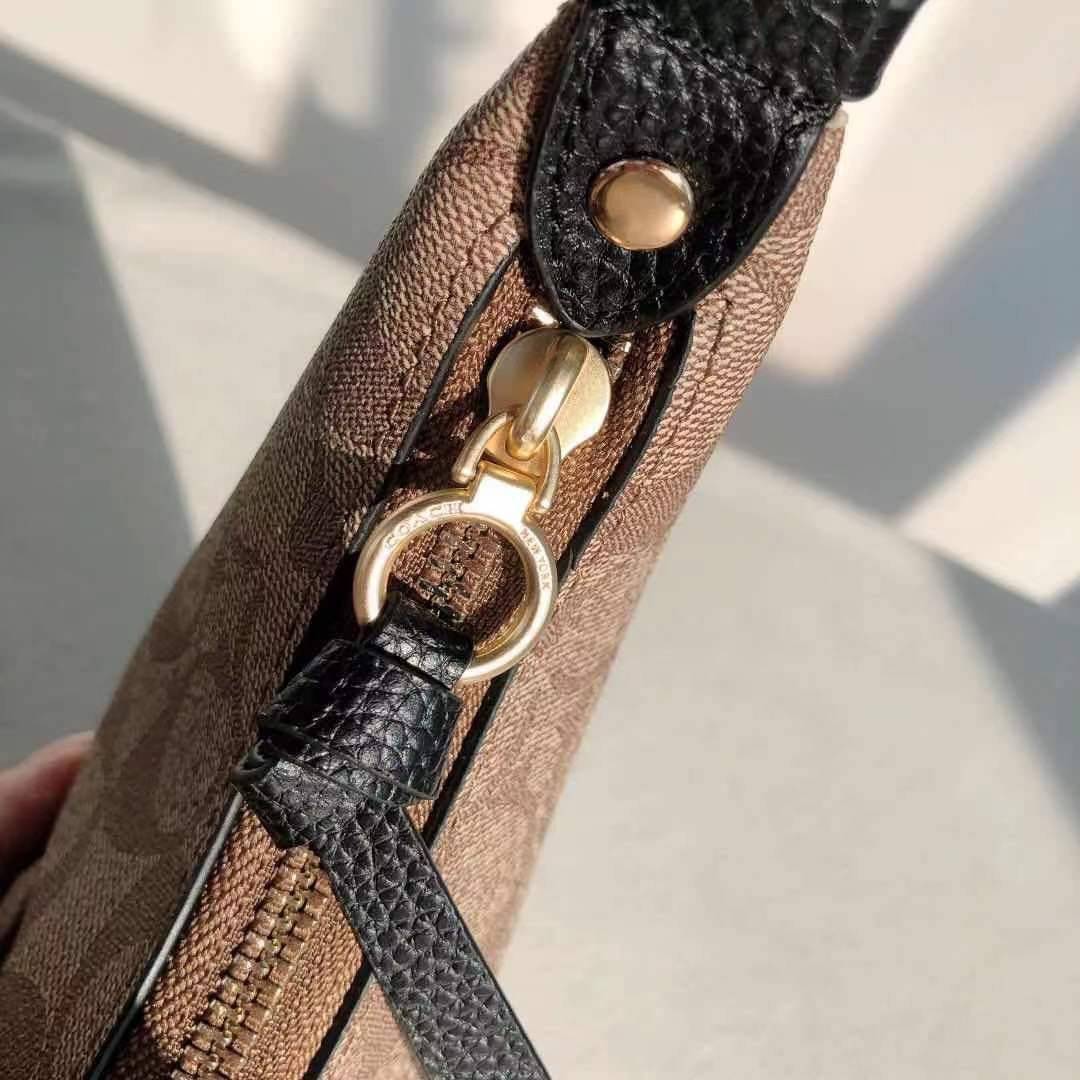 COACH BAILEY HOBO WITH WHIPSTITCH ((C4108//C1322)) พร้อมส่งที่ไทย!! สวยจริงไม่จกตาแน่นอนค่าา กระเป๋าทรงโค้ง ใช้แบบหิ้วหรือคล้องไหล่ก็ดูดี ใช้วัสดุหนังแท้ชั้นดี หนังสวยมากๆค่ะ ด้านหน้าใช้อะไหล่แบรนด์ตัวใหญ่ หรู ดูสะดุดตามีเดียว