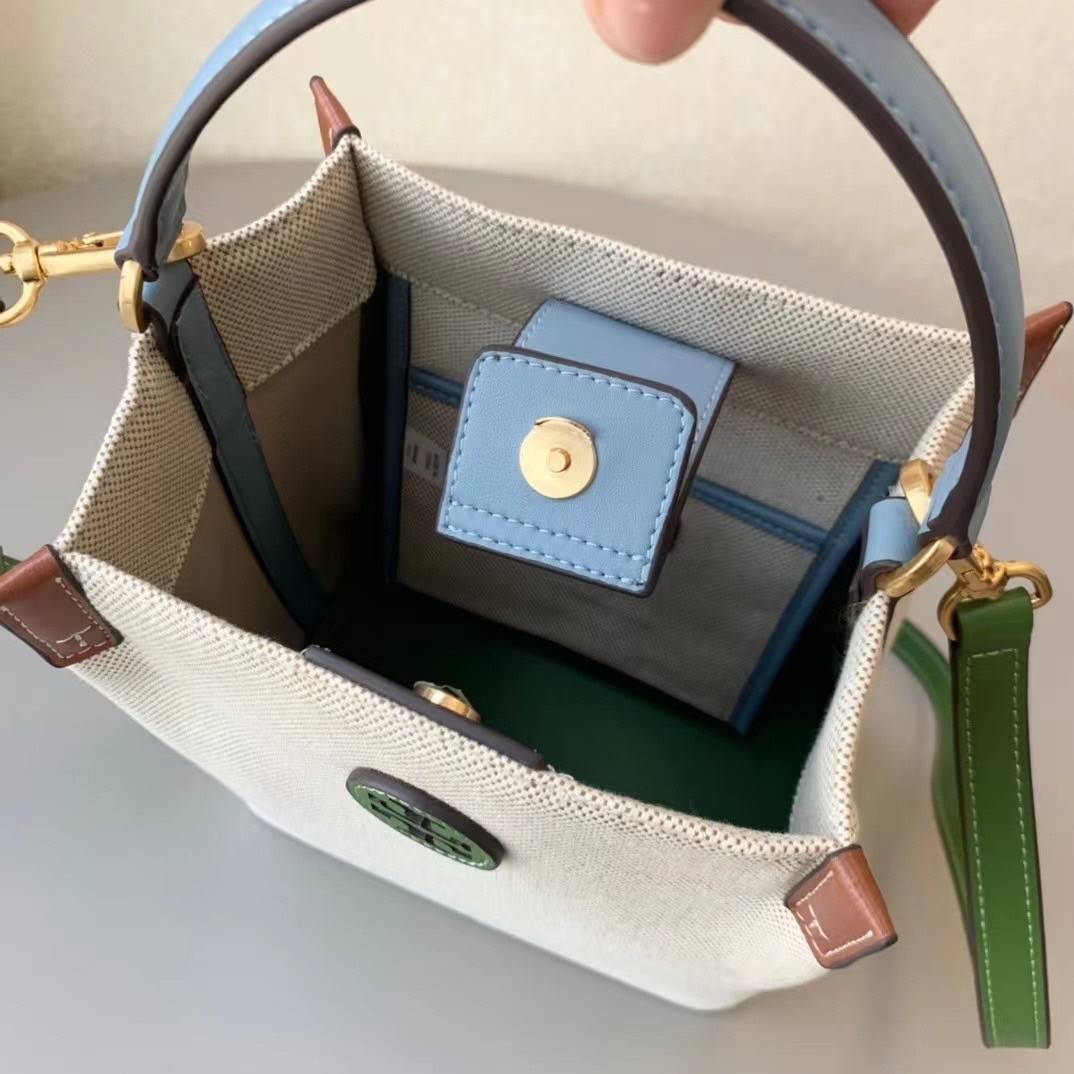Tory Burch Blake Canvas Bucket Bag รุ่นใหม่ล่าสุด สวยไฉไลฝุดๆ แบบสวยคลาสสิค กระเป๋าทรงถัง วัสดุ Canvas สายหนังแท้ อะไหล่ทอง เปิด-ปิด ด้วยกระดุมแม่เหล็ก ด้านในโล่งมีช่องเล็กใส่โทรศัพท์ได้ น้ำหนักเบา สายสะพายถอดสายได้ crossbody ได้ ปรับระดับได้