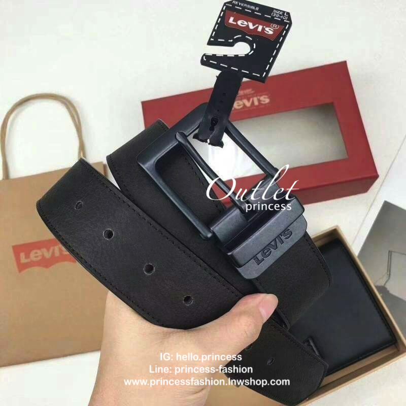 Levi’s Belt and Wallet Gift Set ในเซตประกอบด้วยกระเป๋าสตางค์พับสองตอนและเข็มขัดวัสดุหนังคุณภาพดี กระเป๋าสตางค์ปั้มโลโก้ด้านหน้าภายในมีช่องใส่บัตรและธนบัตรแยกเป็นสัดส่วน เข็มขัดหนังกลับใช้ได้ในทุกโอกาสนะคะ
