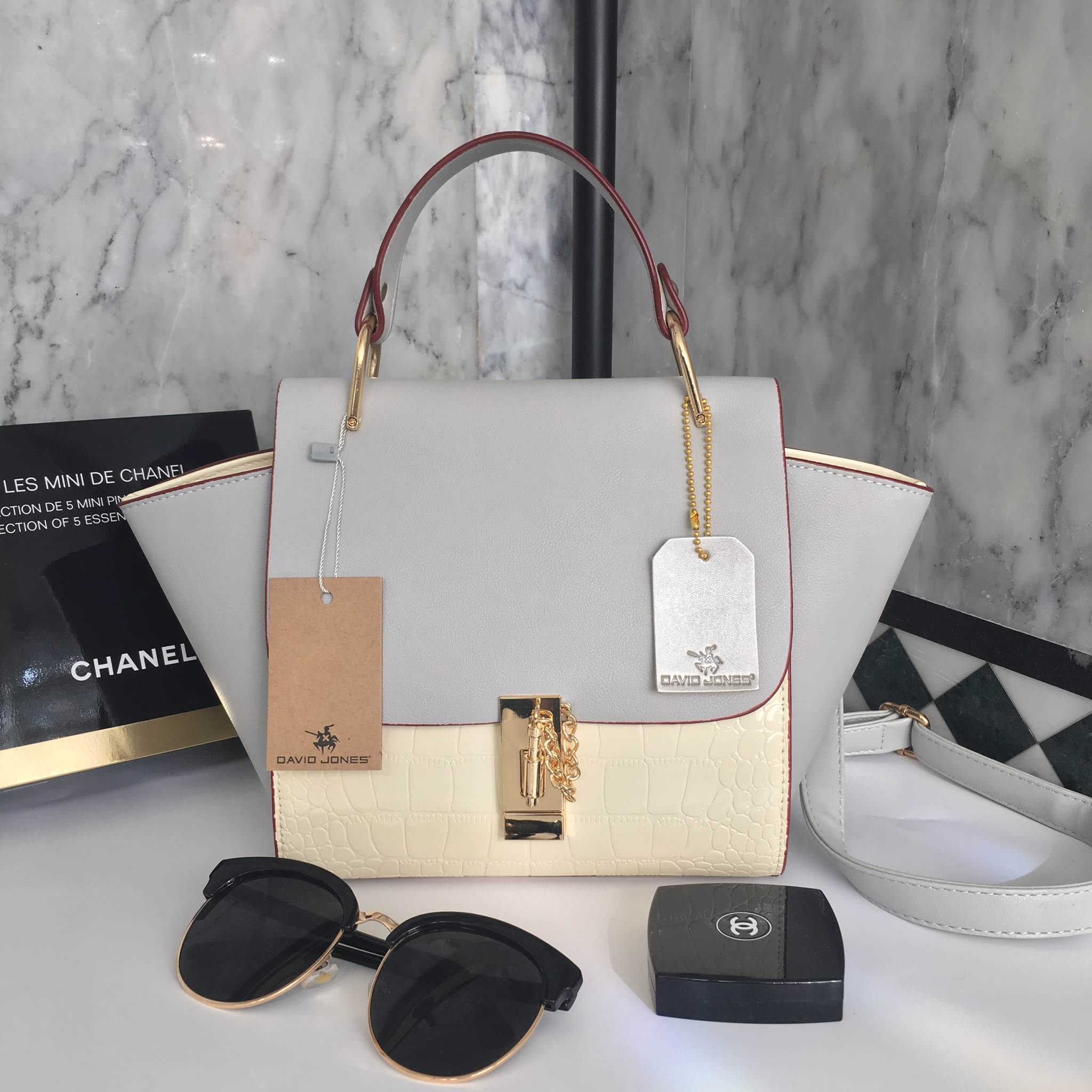 ทรงขายดี มาใหม่สวยหรูมากคะ 💜 กระเป๋าถือ / สะพายจาก แบรนด์ David jones หนังอย่างดี ขนาด กำลังดี มีช่องใส่ของจุกจิกด้านใน สีสวยคะ เข้ากับชุดได้ง่ายมากๆ ใบนี้แนะนำเลย #สวยมาก