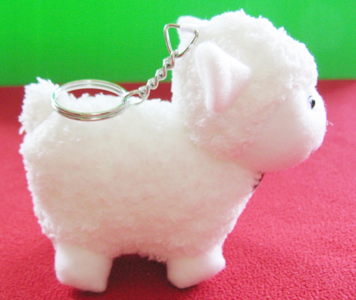 สินค้าหมดค่ะ พวงกุญแจตุ๊กตาแกะสีขาว โบว์ลายแดง-เขียว จากสวนผึ้ง จ.ราชบุรี ค่ะ