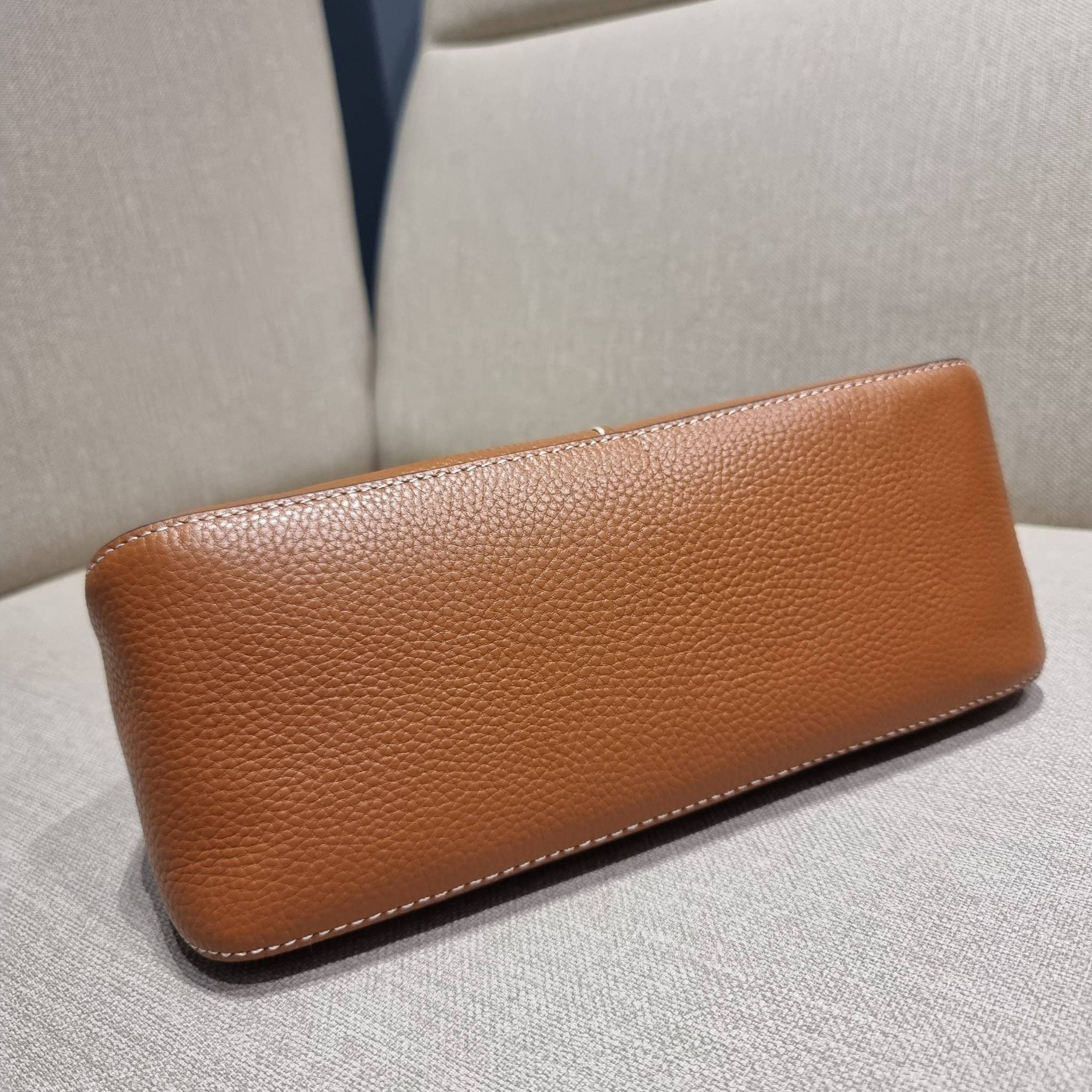 TORY BURCH MCGRAW WEDGE กระเป๋าสะพายไหล่ ทรงสวยไม่ซ้ำ ไม่เกร่อ!! สะดวกใช้งาน ดีไซน์เรียบแต่แฝงความหรู และคลาสสิคในตัว วัสดุหนังลูกวัว สัมผัสดี สวยคม เปิด-ปิดด้วยซิป ภายในเป็นช่องโล่ง มีช่องย่อยเก็บบัตร มาพร้อมสายสะพายในตัว ปรับได้อีกเล็กน้อย ไอเท็มนี้เหมา