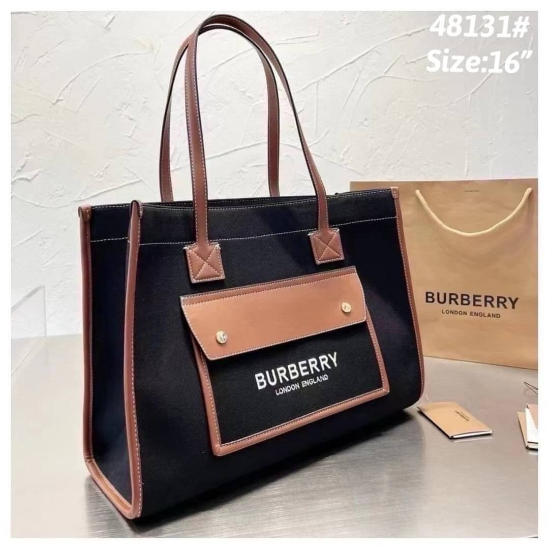 Burberry Freya Canvas Tote Bag Large กระเป๋าสะพายทรงโท้ทใบใหญ่จุใจ ดีไซน์ทรงเหลี่ยมสวยอยู่ทรง ด้านหน้ามีช่องใส่ของ ภายในโล่งกว้างจุของใช้ได้เยอะ