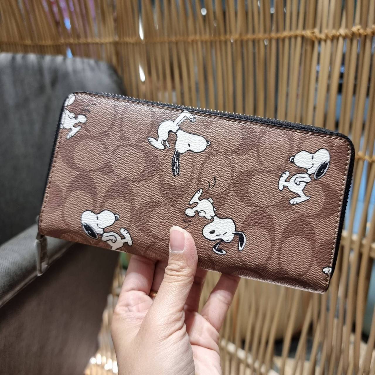 COACH C4327 COACH x PEANUT ACCORDION ZIP WALLET IN SIGNATURE CANVAS WITH SNOOPY PRINT คอลเลคชั่นใหม่ กระเป๋าสตางค์ใบยาว ลายสนูปพี น่ารักน่าใช้ สีคลาสสิค ใช้ได้ตลอดกาลไม่มีตกเทรนด์ วัสดุหนังแคนวาสเคลือบลาย ภายในใส่บัตรได้เยอะ มีช่องซิปแยก ใส่โทรศัพท์ได้ พก