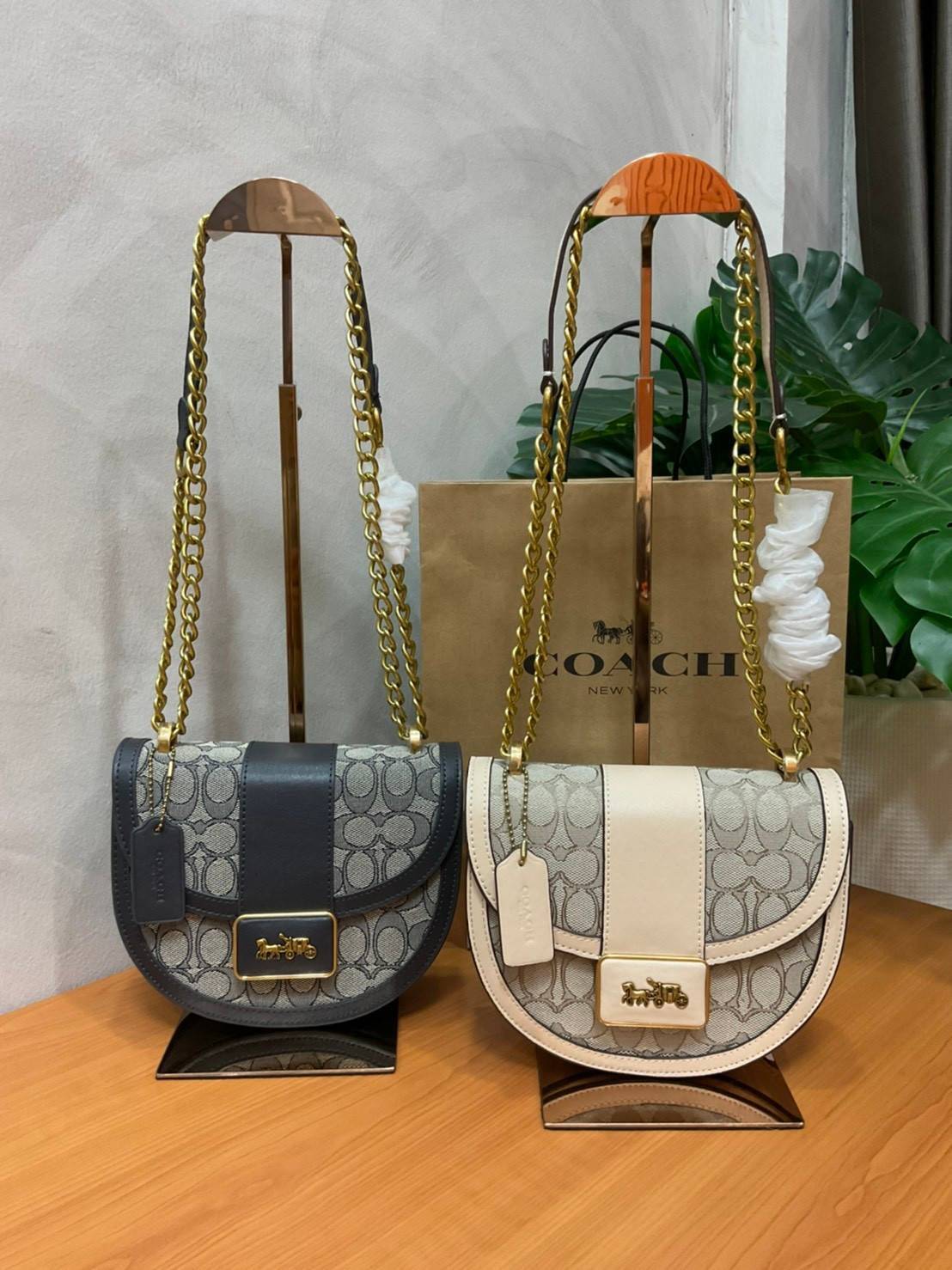 COACH ALIE SADDLE BAG IN SIGNATURE JACQUARD (C4694//C3464) New item!! กระเป๋าสะพายทรง saddle ดีไซน์วินเทจย้อนยุค แฝงความหรูในตัวด้วยอะไหล่สีทองเหลือง โดดเด่นไม่ซ้ำใครแน่นอน วัสดุผ้า jacquard สลับหนังแท้ ภายในเป็นช่องโล่ง มาพร้อมสายสะพายครอสบอดี้ ที่สามารถ