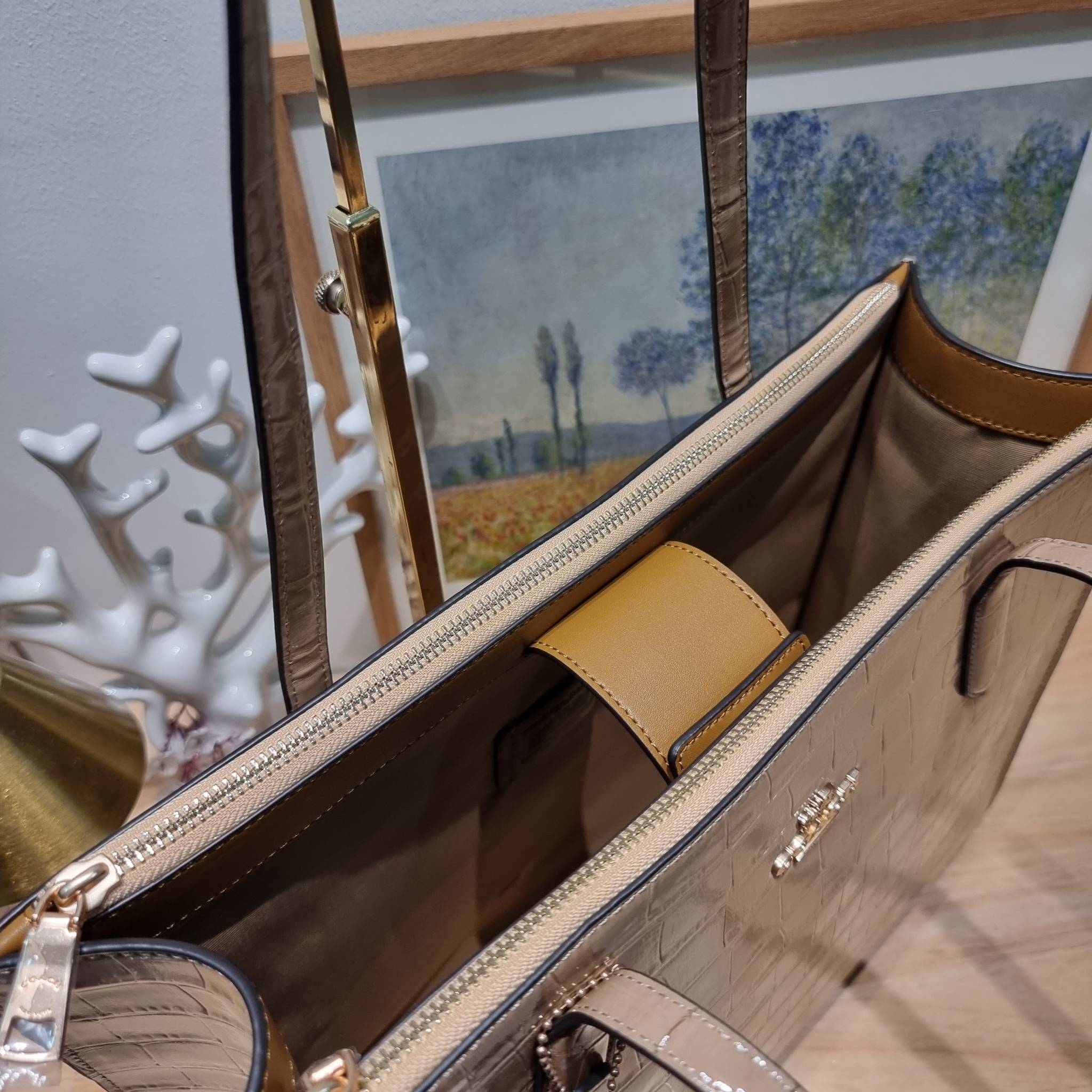 COACH NINA CARRYALL CL654 / COACH Nina Tote Bag พร้อมส่ง 2 สี กระเป๋าโท้ทสะพายไหล่ ใบใหญ่ คอลเลคชั่นใหม่ ตอบโจทย์คนที่ชอบใส่ของเยอะๆได้อย่างดี ดีไซน์รูปทรงคลาสสิค เรียบหรู